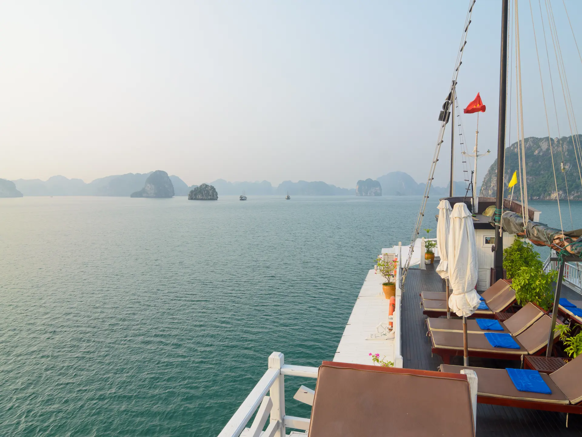 shutterstock_299074148 Beautiful view from sundeck of tourist junks in Ha Long bay. Ha Long bay (Vietnam)..jpg