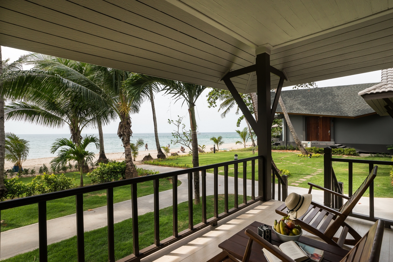 1.Beachfront Deluxe Villa 01