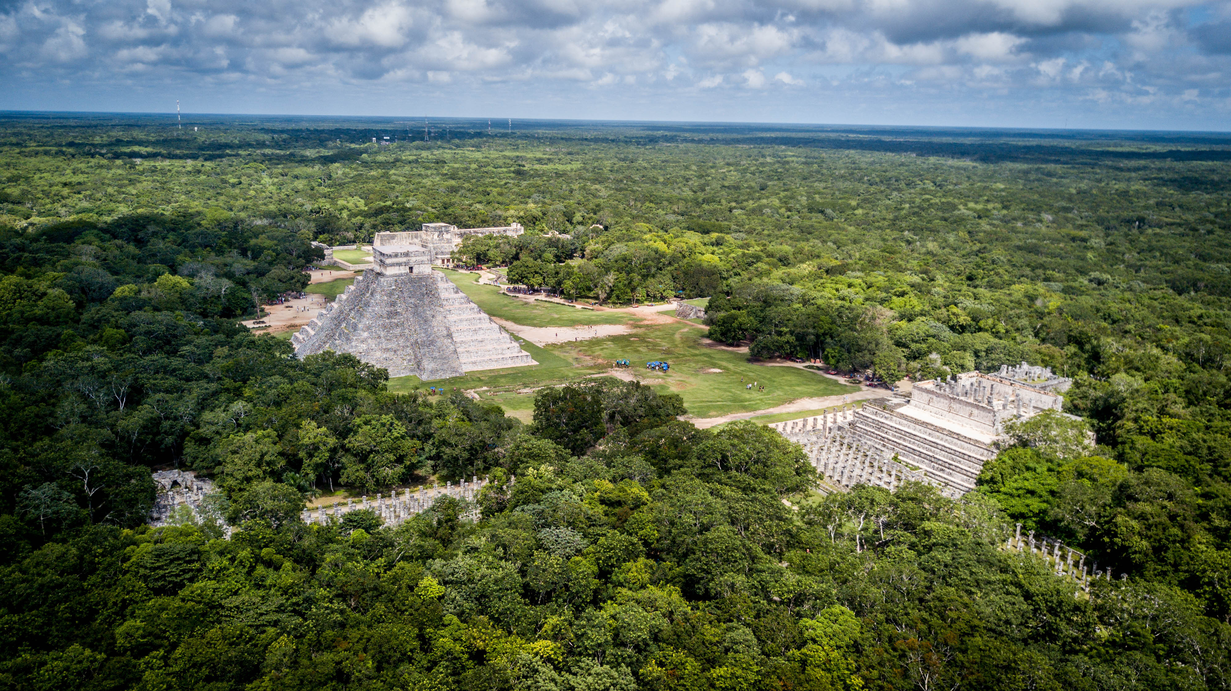 Dronebillede af mayaruinerne i Calakmul omgivet af endeløs jungle i Campeche, Mexico