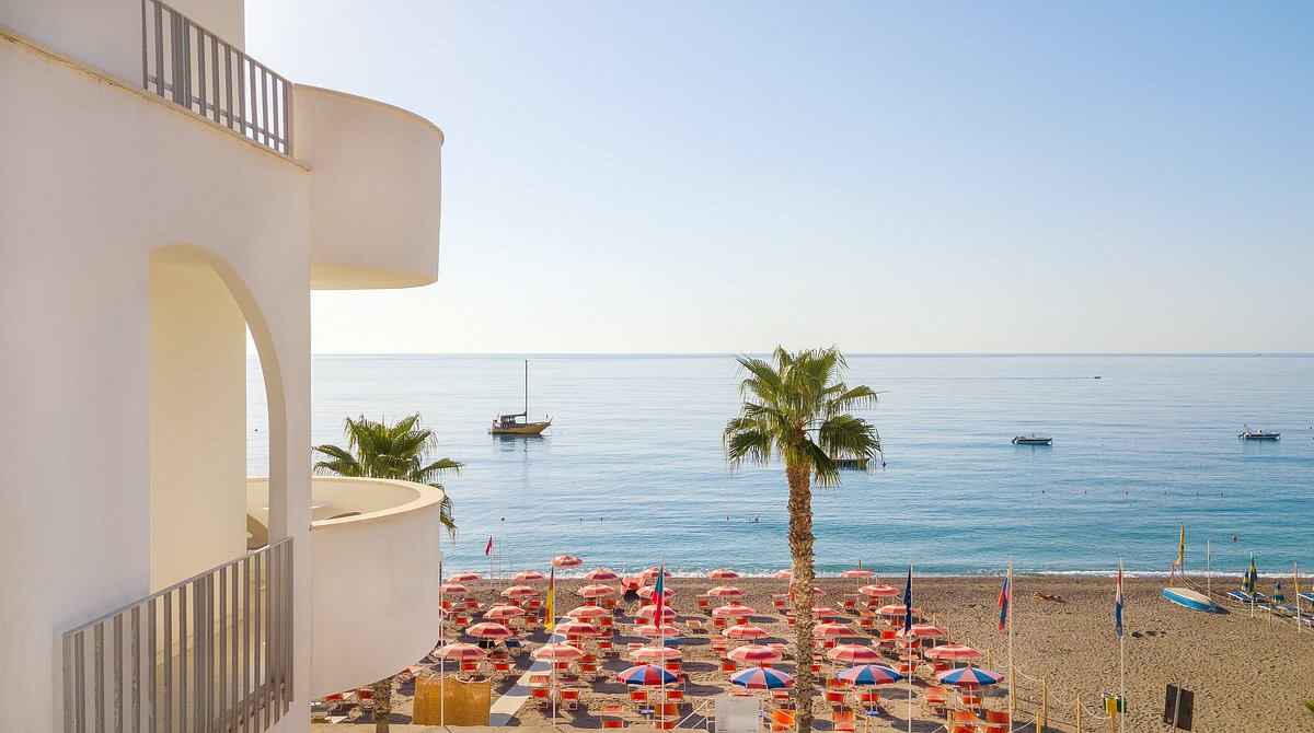 Albatros Beach Hotel ligger lige på strandpromenaden