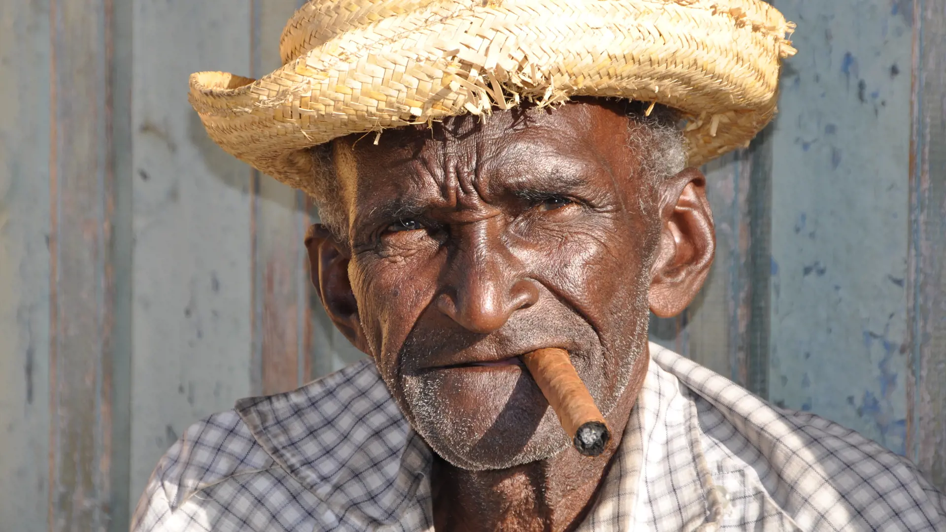 En rigtig cubaner med cigar og stråhat, Trinidad