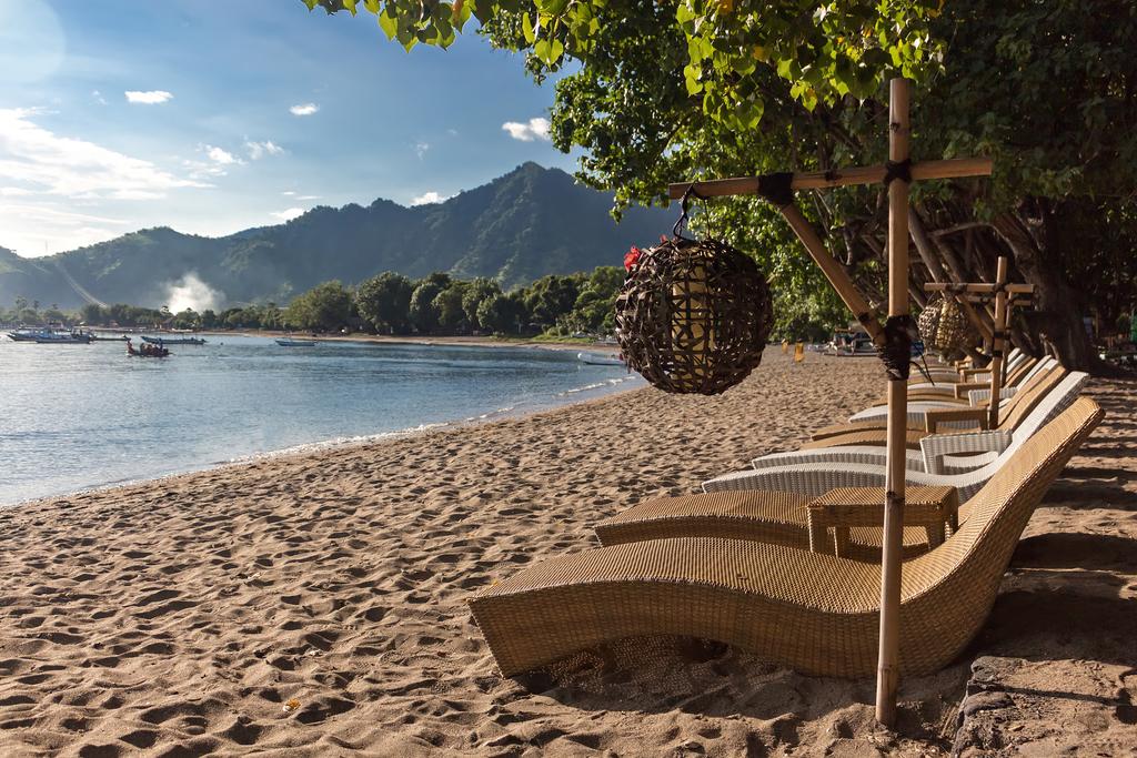 VAKKER STRAND - Stranden ved Pemuteran er vakkert innrammet av skogkledde fjell.