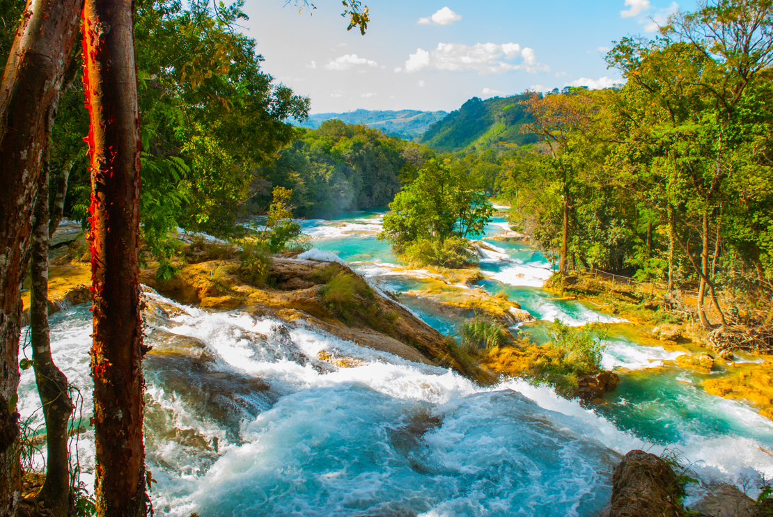 shutterstock_1064927873 agua azul.jpg