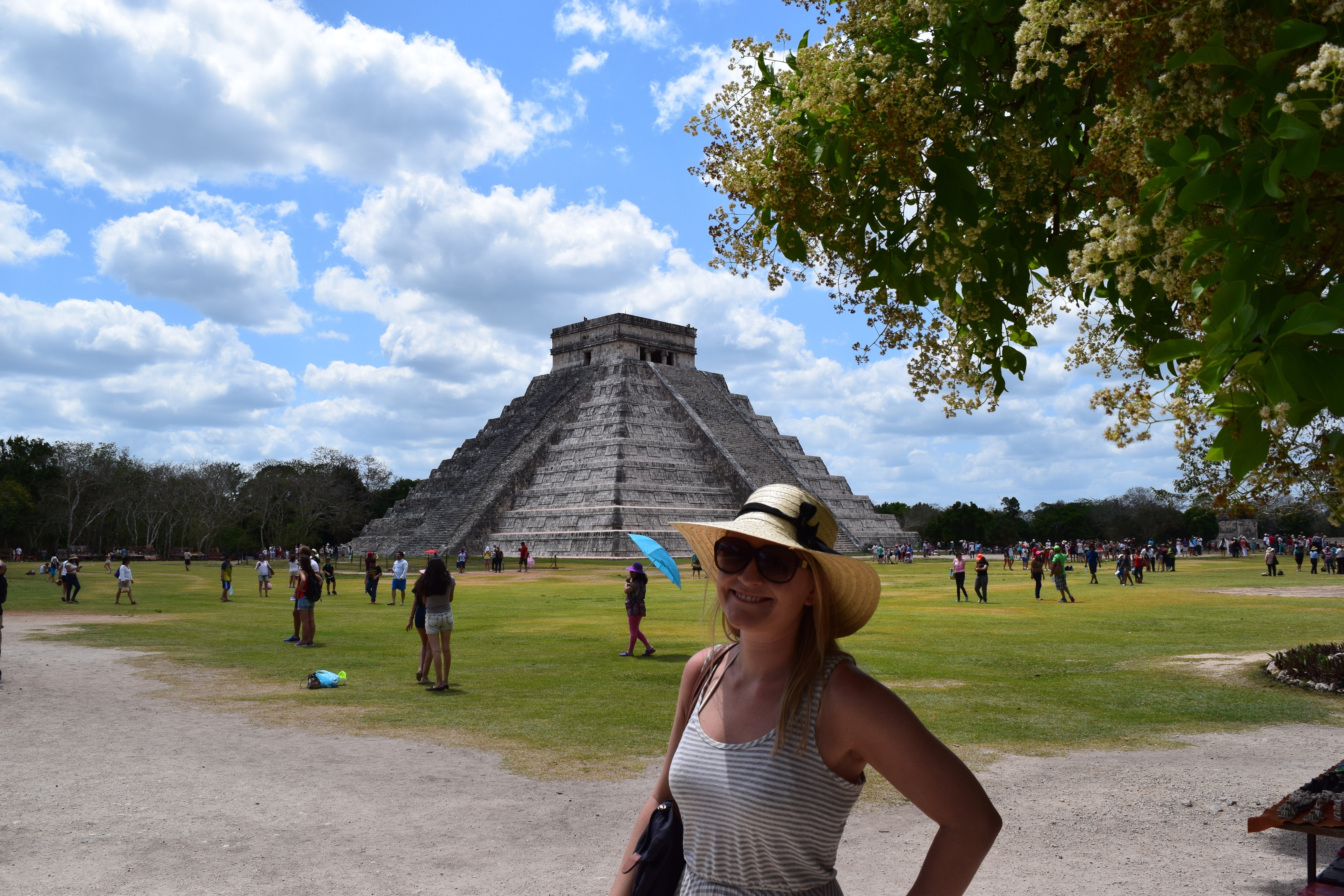 shutterstock_434225506 chichen itza turist.jpg