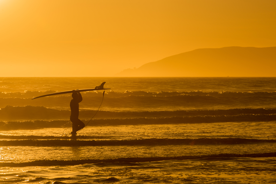 Surfer i solnedgang Pismo Beach - shutterstock_137872160.jpg
