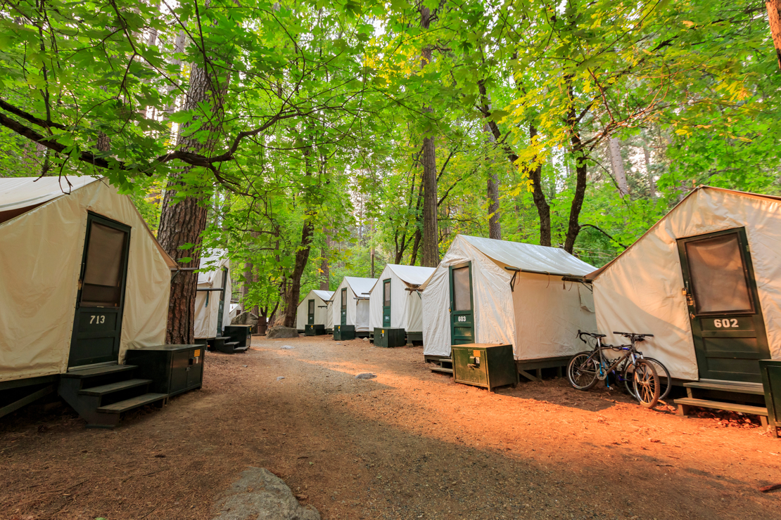 Teltene i Half Dome Village - Yosemite NP - shutterstock_1009430110.jpg
