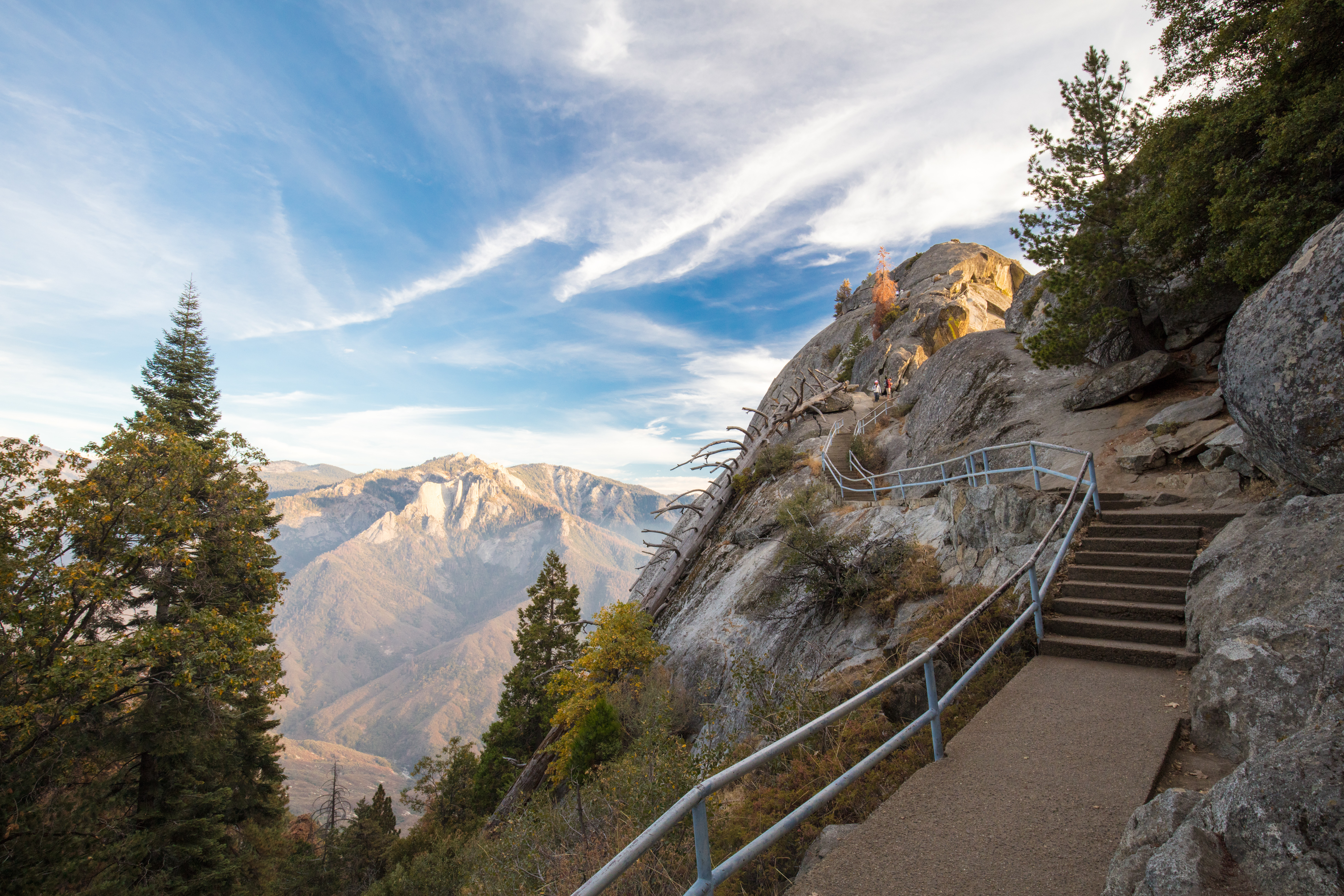 Moro Rock i Sequoia NP - Rute til udsigtspunkt - shutterstock_670624609.jpg