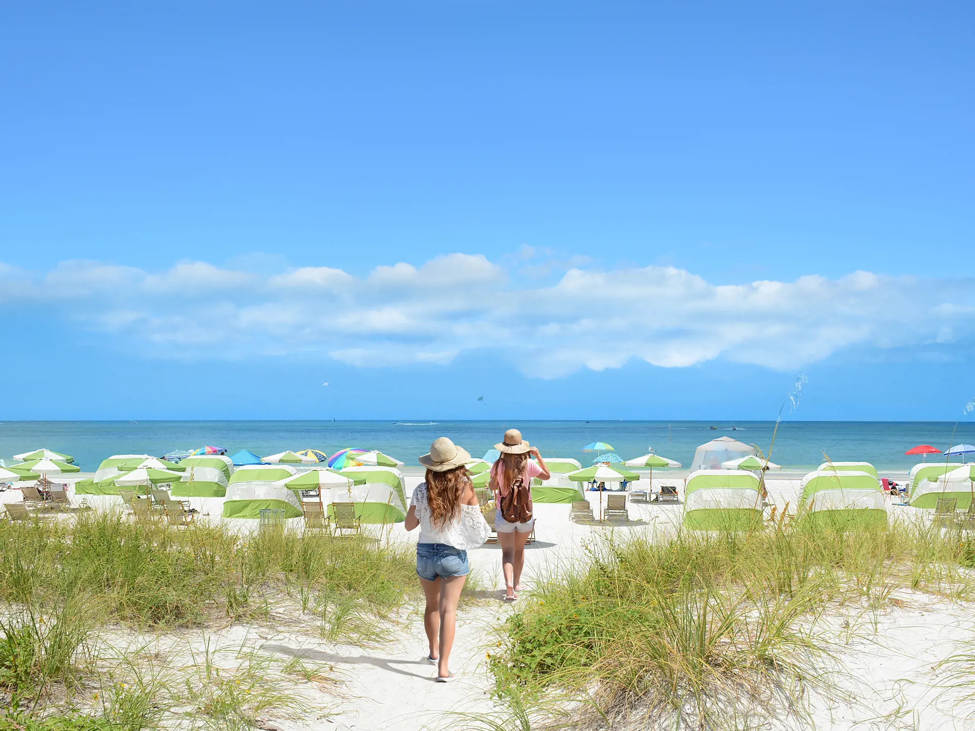 To piger på vej på stranden i Clearwater Beach - shutterstock_602555957.jpg