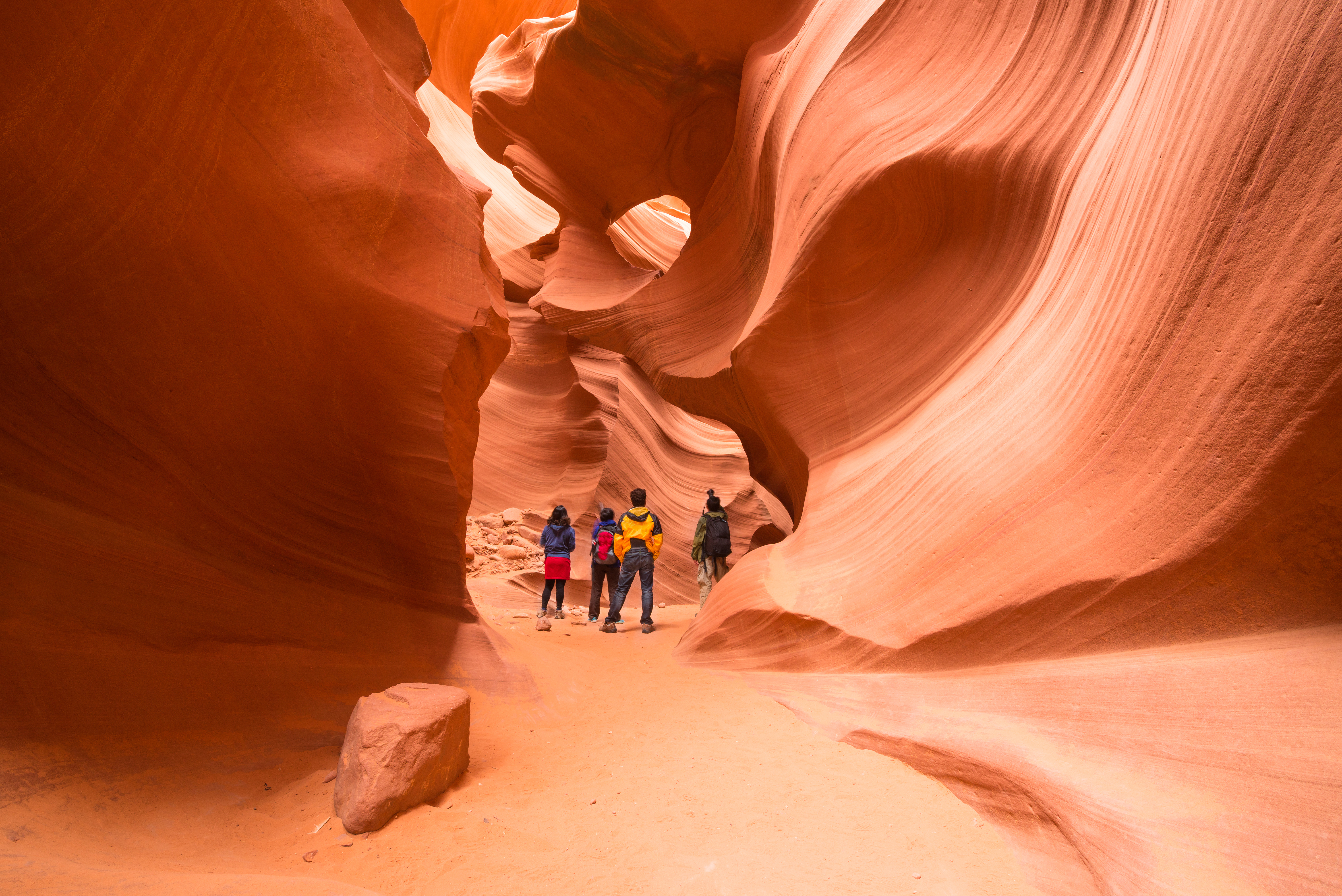 Hikers på vej ind i Antelope Slot Canyon - shutterstock_229304368.jpg