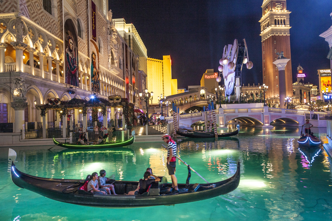 På The Venetian i Las Vegas kan man sejle i gondol både inde og ude - shutterstock_106624901.jpg