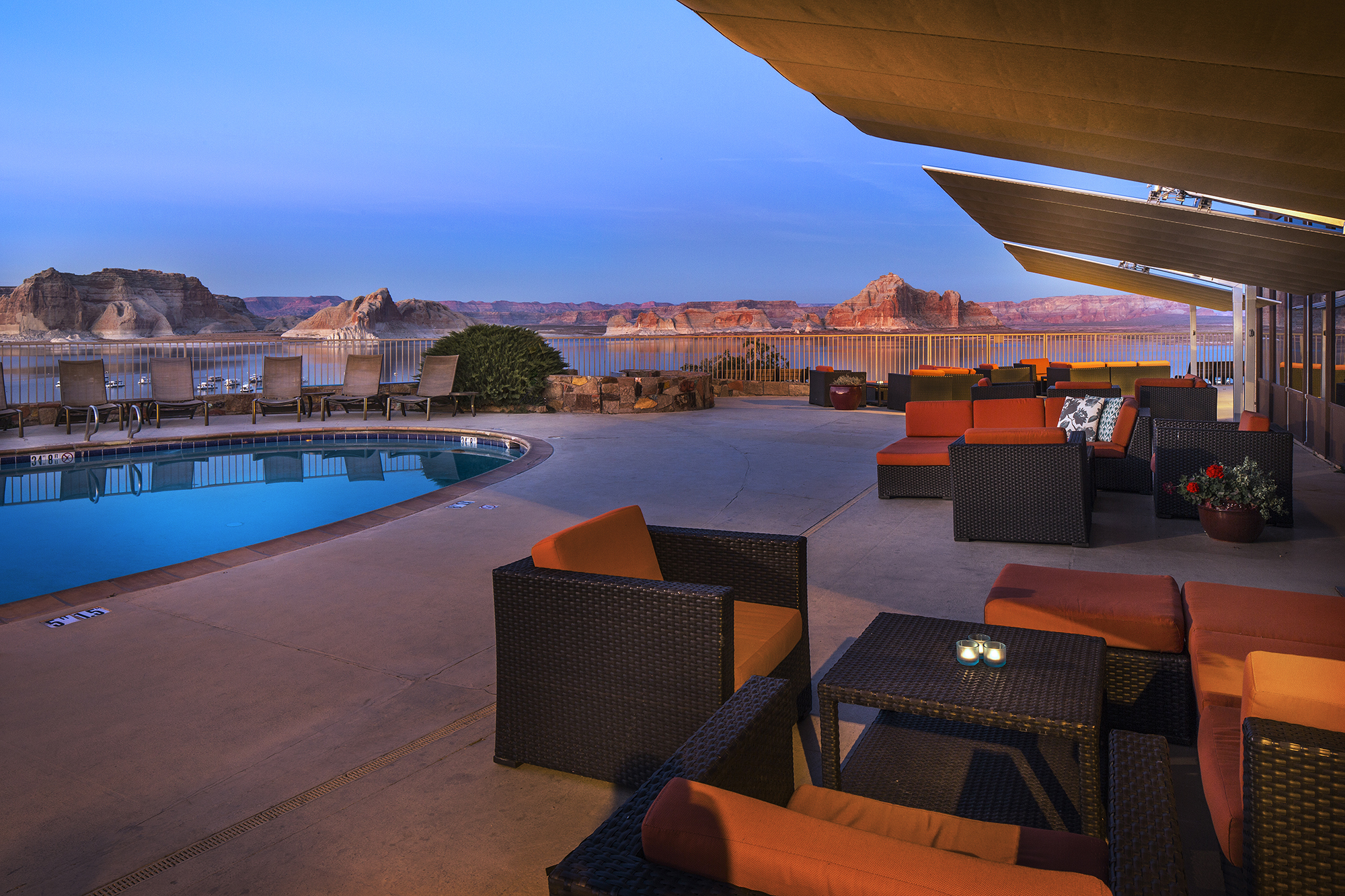 Lake Powell Resort - Terrasse og pool.jpg