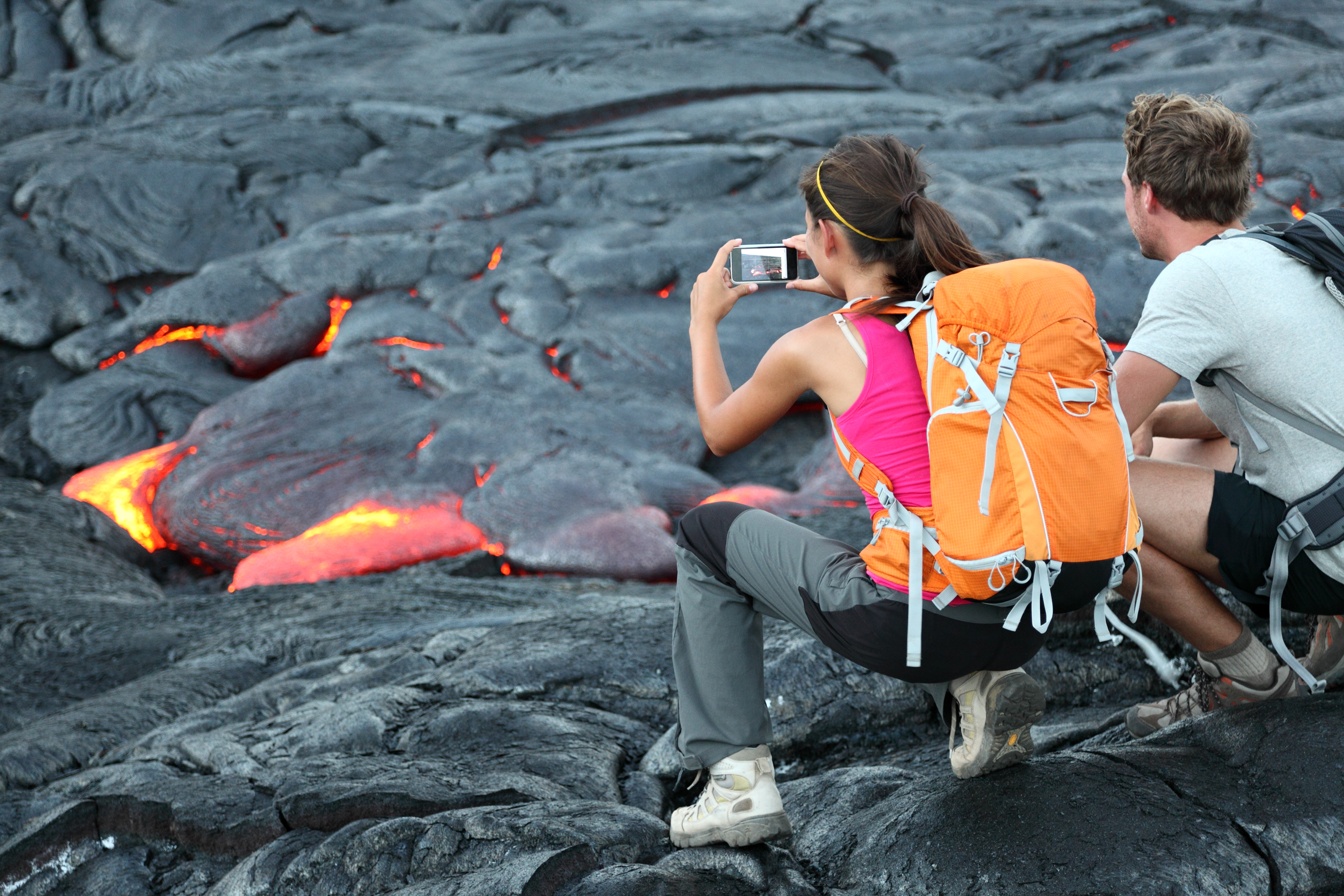Turister tager et close op af lavaen i Volcanos National Park på Big Island Hawaii shutterstock_123043051.jpg