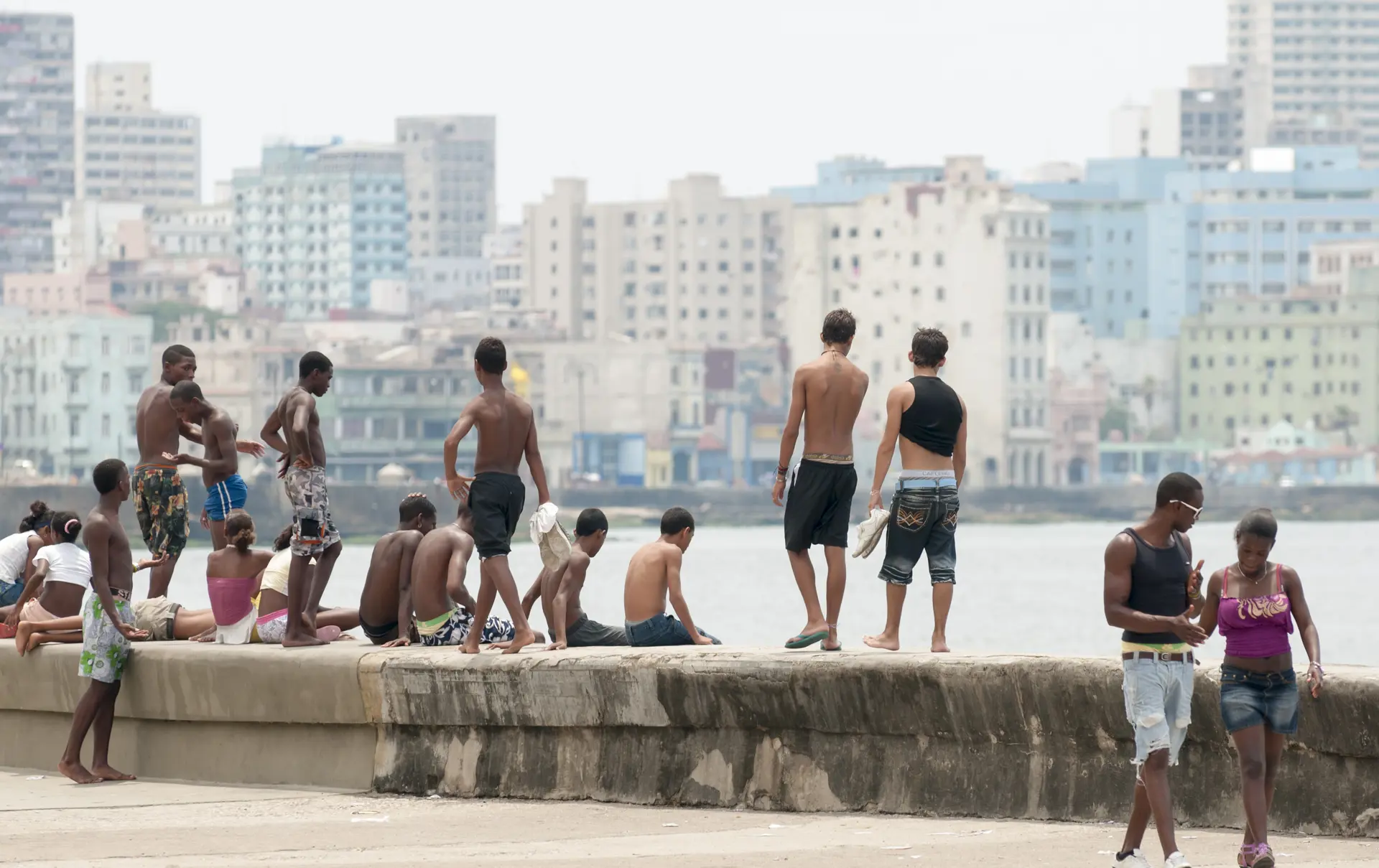 Unge cubanere mødes ved Havannas Malecón