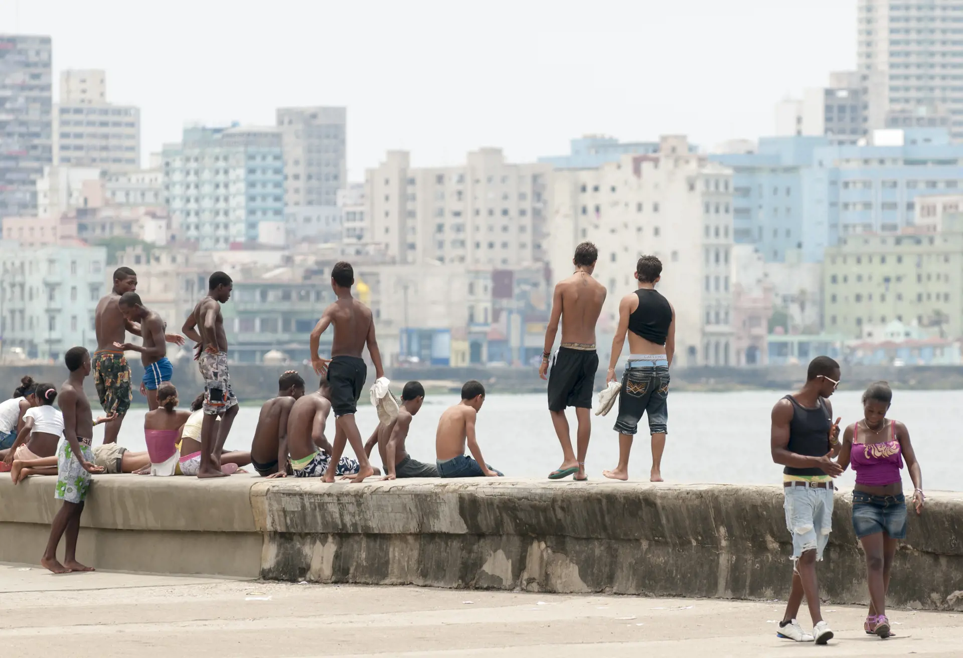 Unge cubanere mødes ved Havannas Malecón