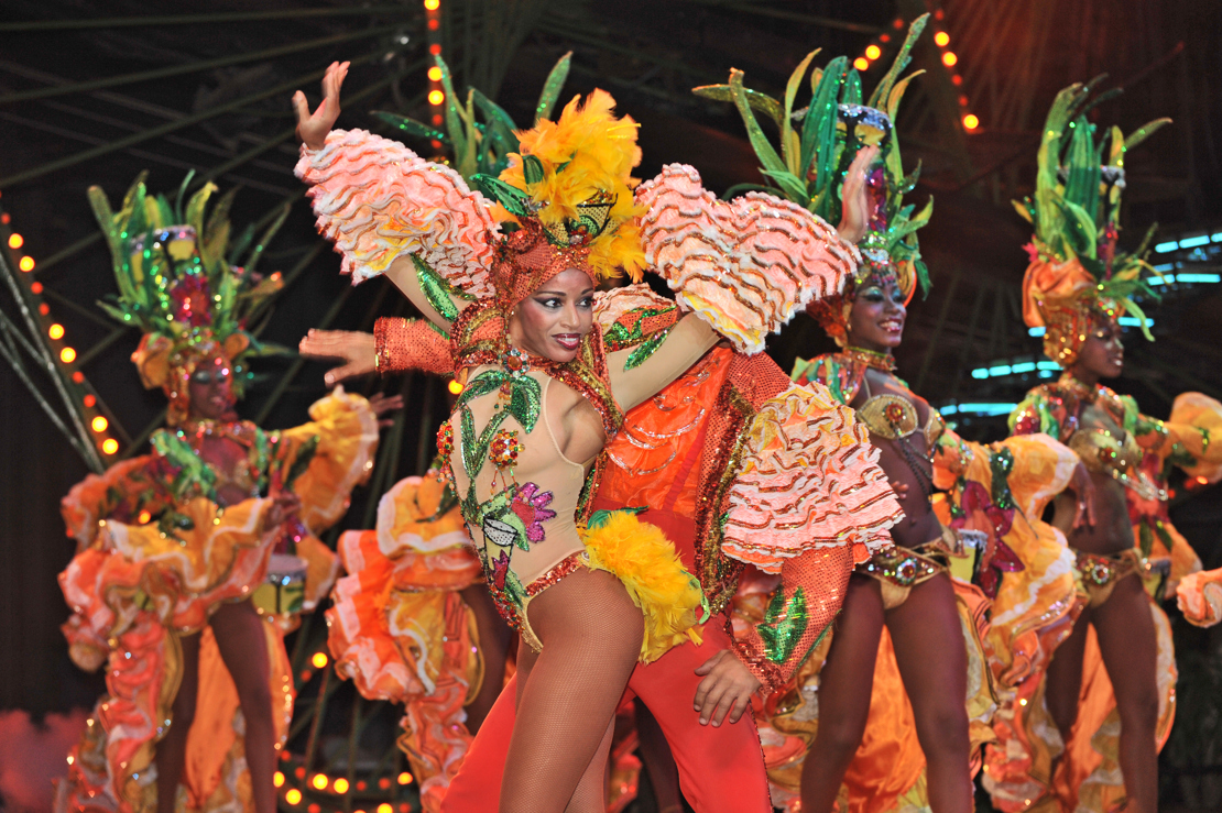 Farvestrålende dansere på Club Tropicana i Havanna