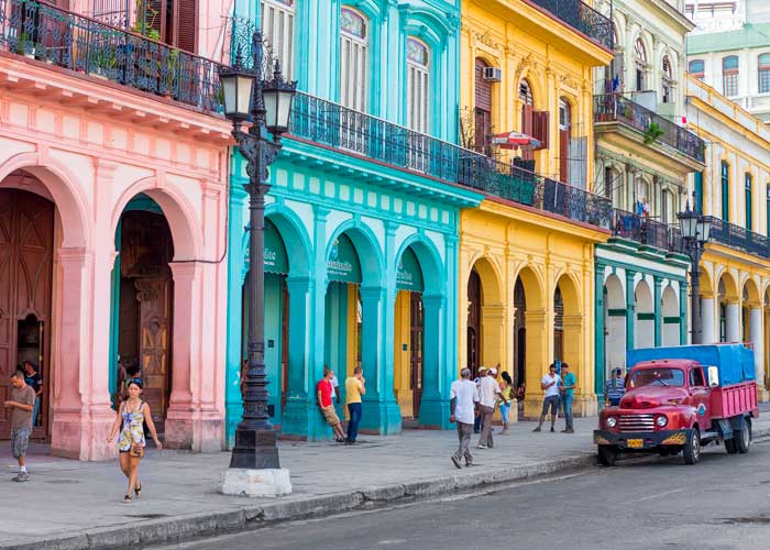 Cuba med bus og casa MAIN.jpg