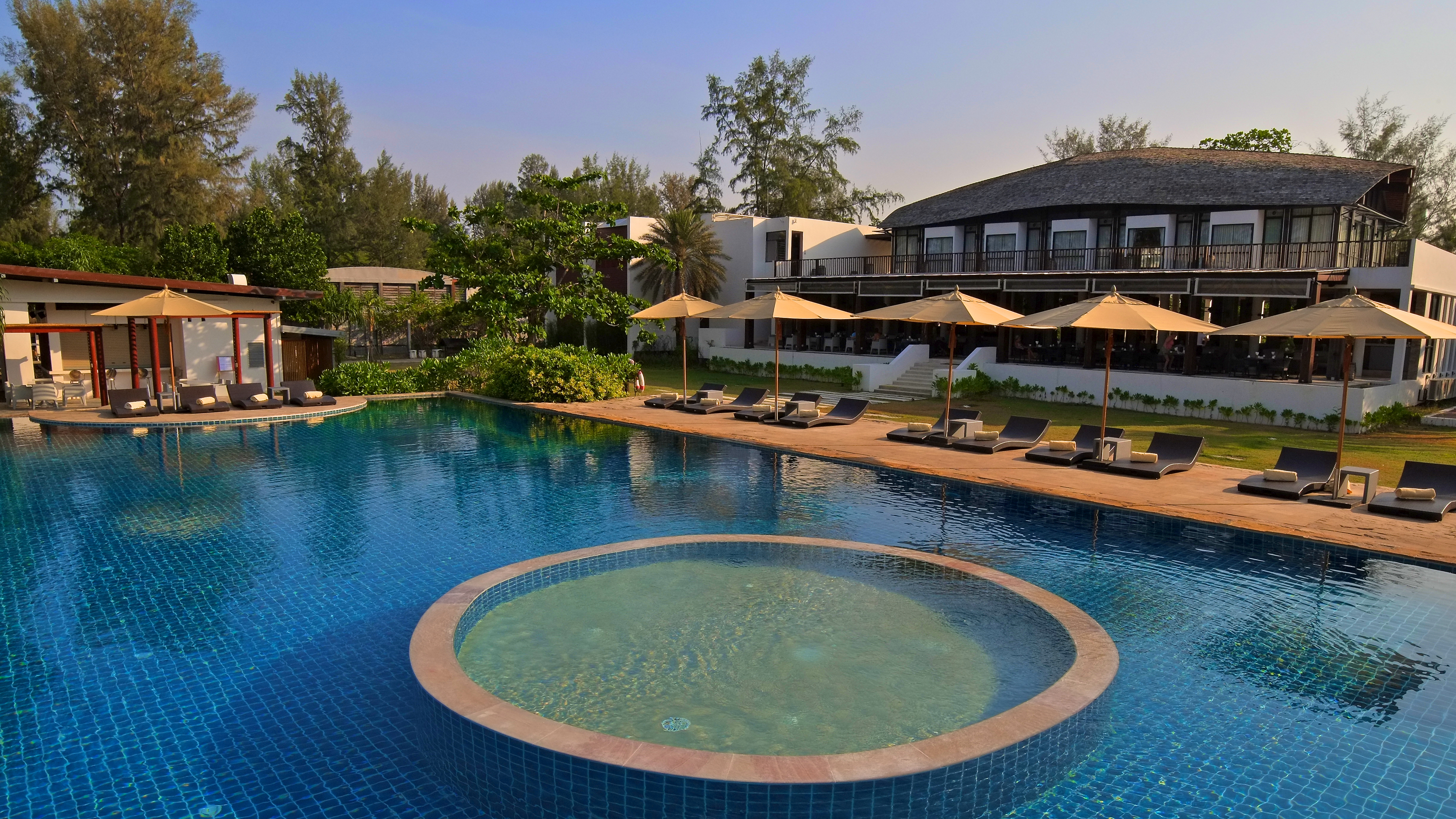 Beachfront Swimming Pool_Bua Fah Restaurant 1.jpg