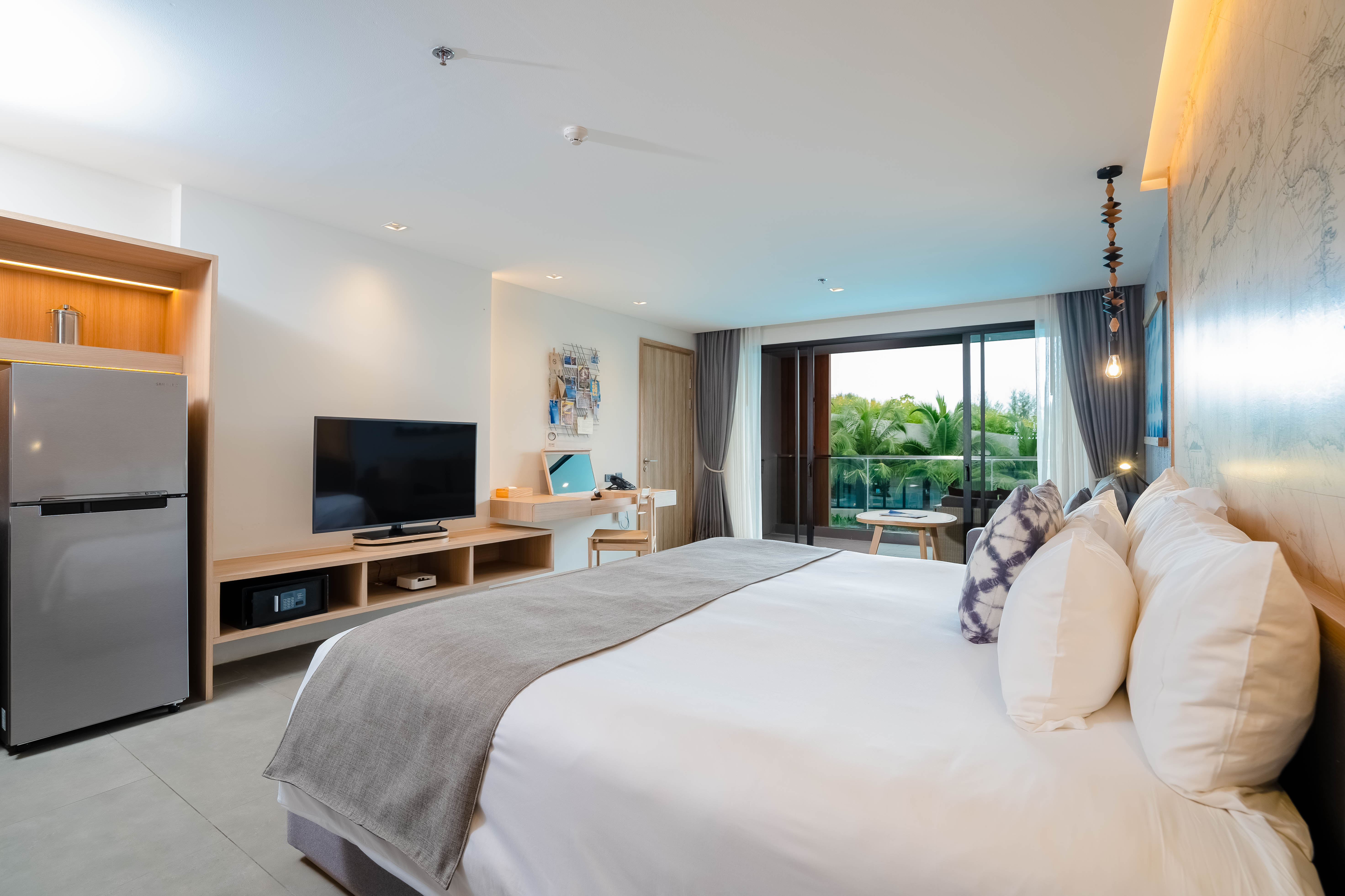 Deluxe Poolside - 01.jpg