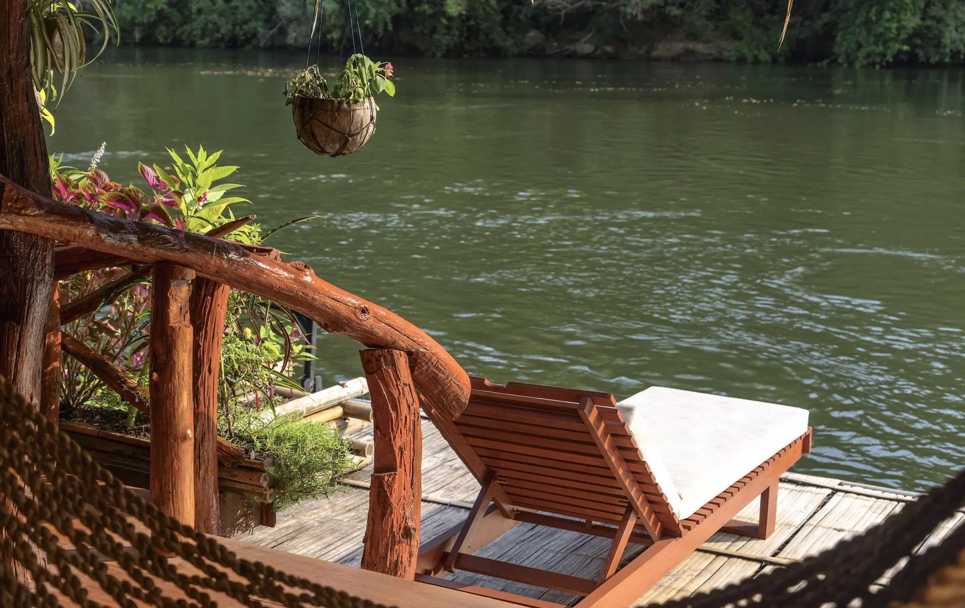 17floating-riverkwaijungleraftshotel-kanchanaburi-thailand.jpg