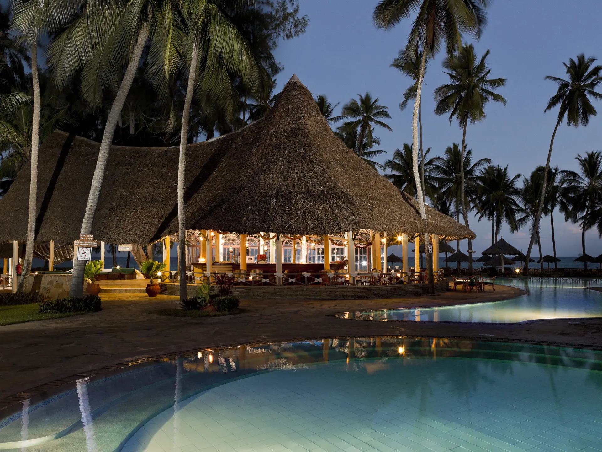 Paradise Bar And Pool Exterior