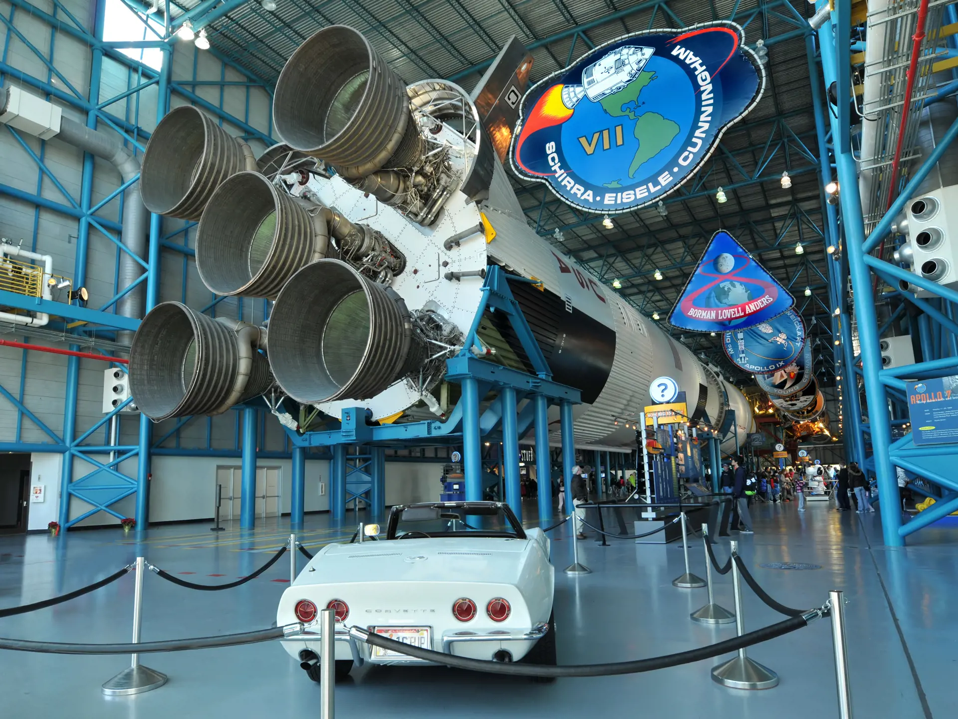 Kennedy SC_Saturn V rocket og Corvette_70044394.jpg