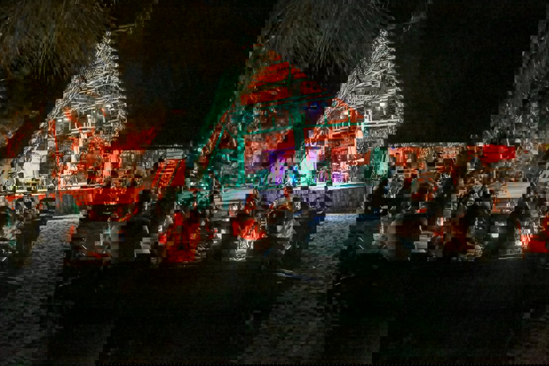 14324301 880005228766209 2675646633147497852 O