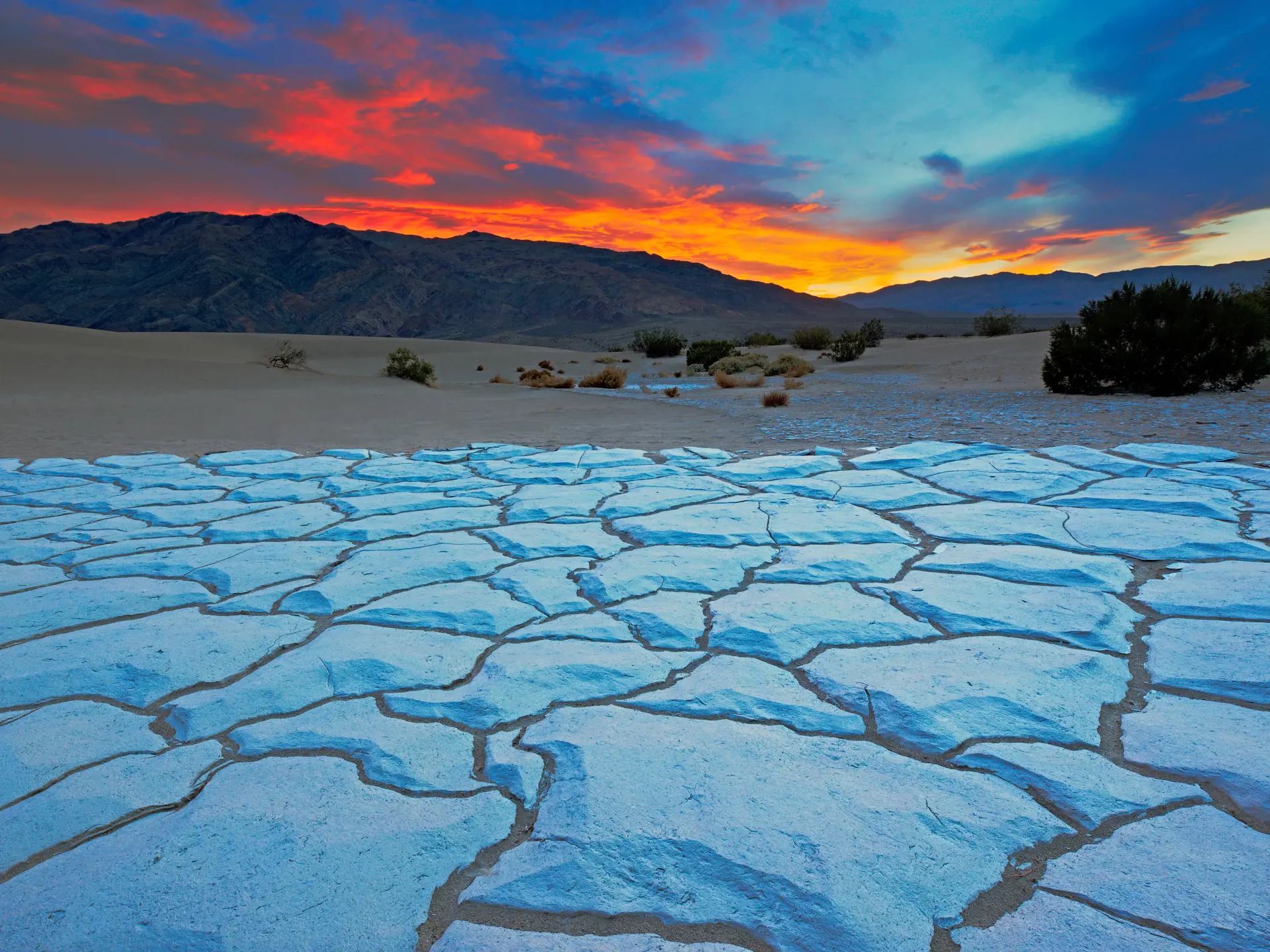 dag 9shutterstock_127674680 Sunset from Mesquite Flat Sand Dunes, Death Valley National Park, California.jpg