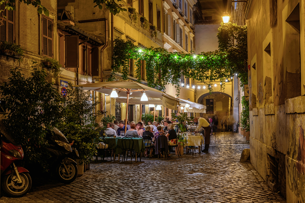 Om kvelden er det rikelig med liv i de brosteinsbelagte gatene i Trastevere