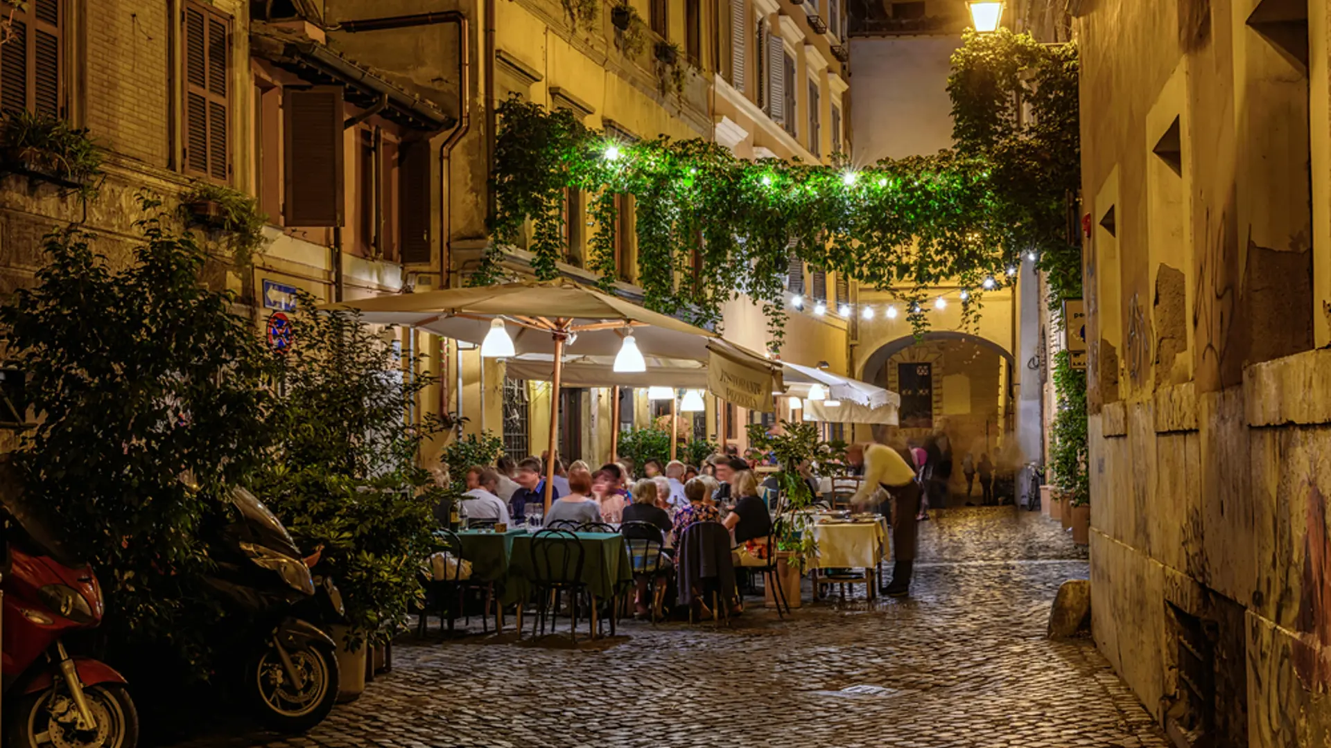 Om kvelden er det rikelig med liv i de brosteinsbelagte gatene i Trastevere