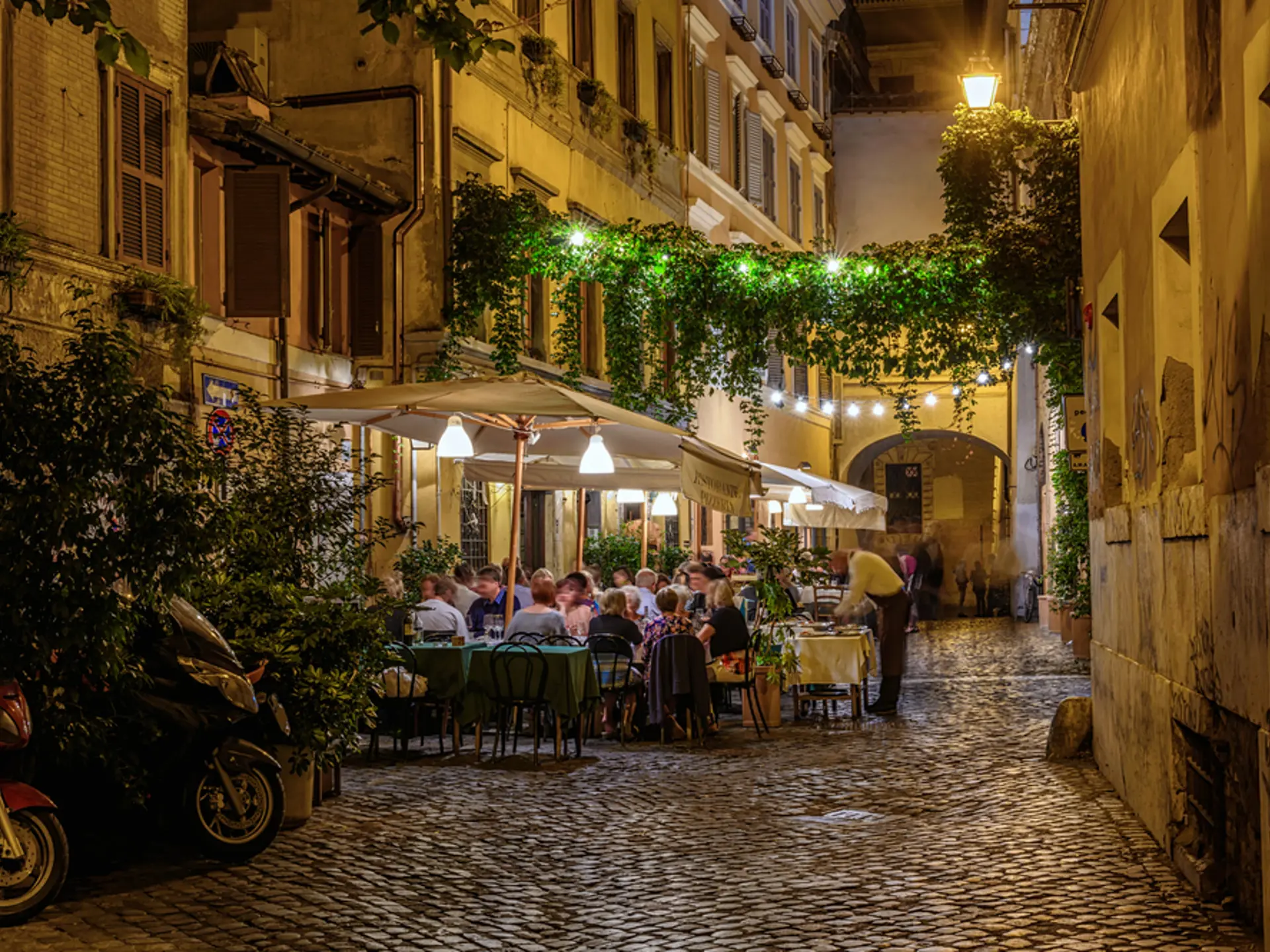 Om kvelden er det rikelig med liv i de brosteinsbelagte gatene i Trastevere