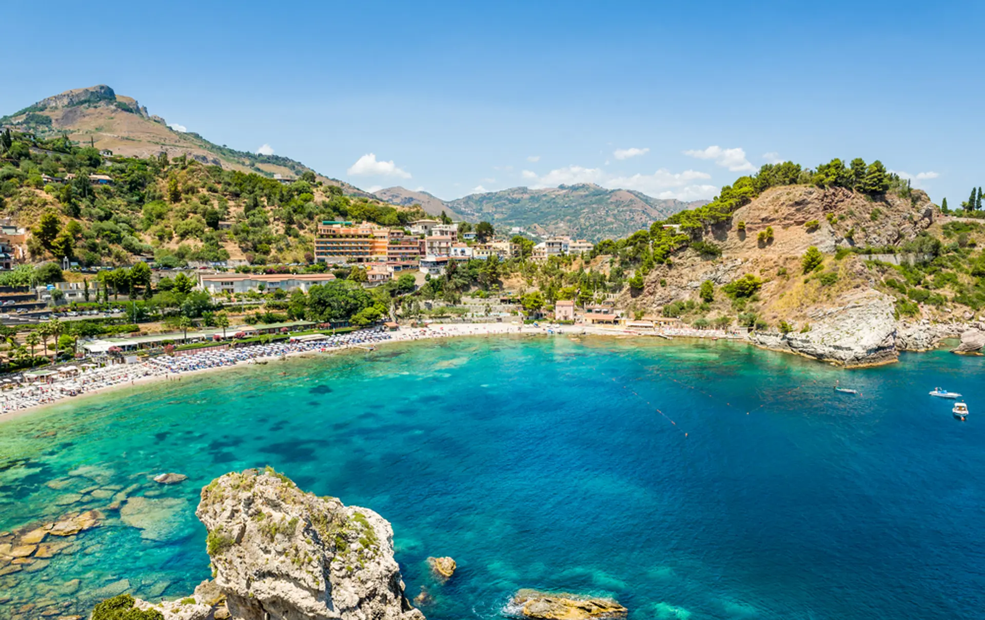 Stranden ved Isola Bella nedenfor Taormina og Castelmola