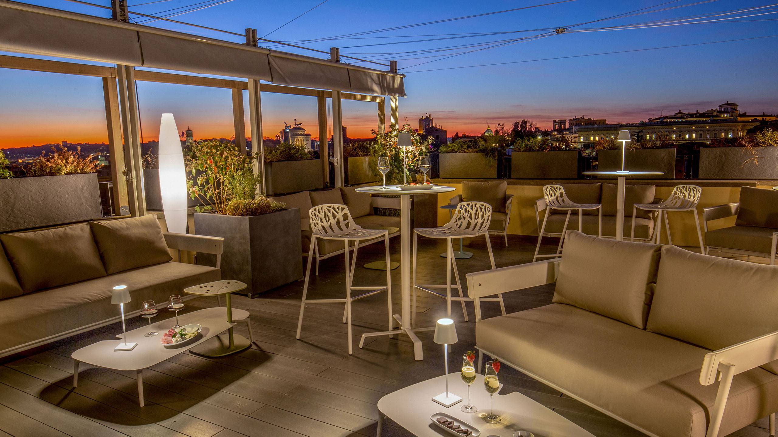 Slapp av på hotellets terrasse etter dagens sightseeing