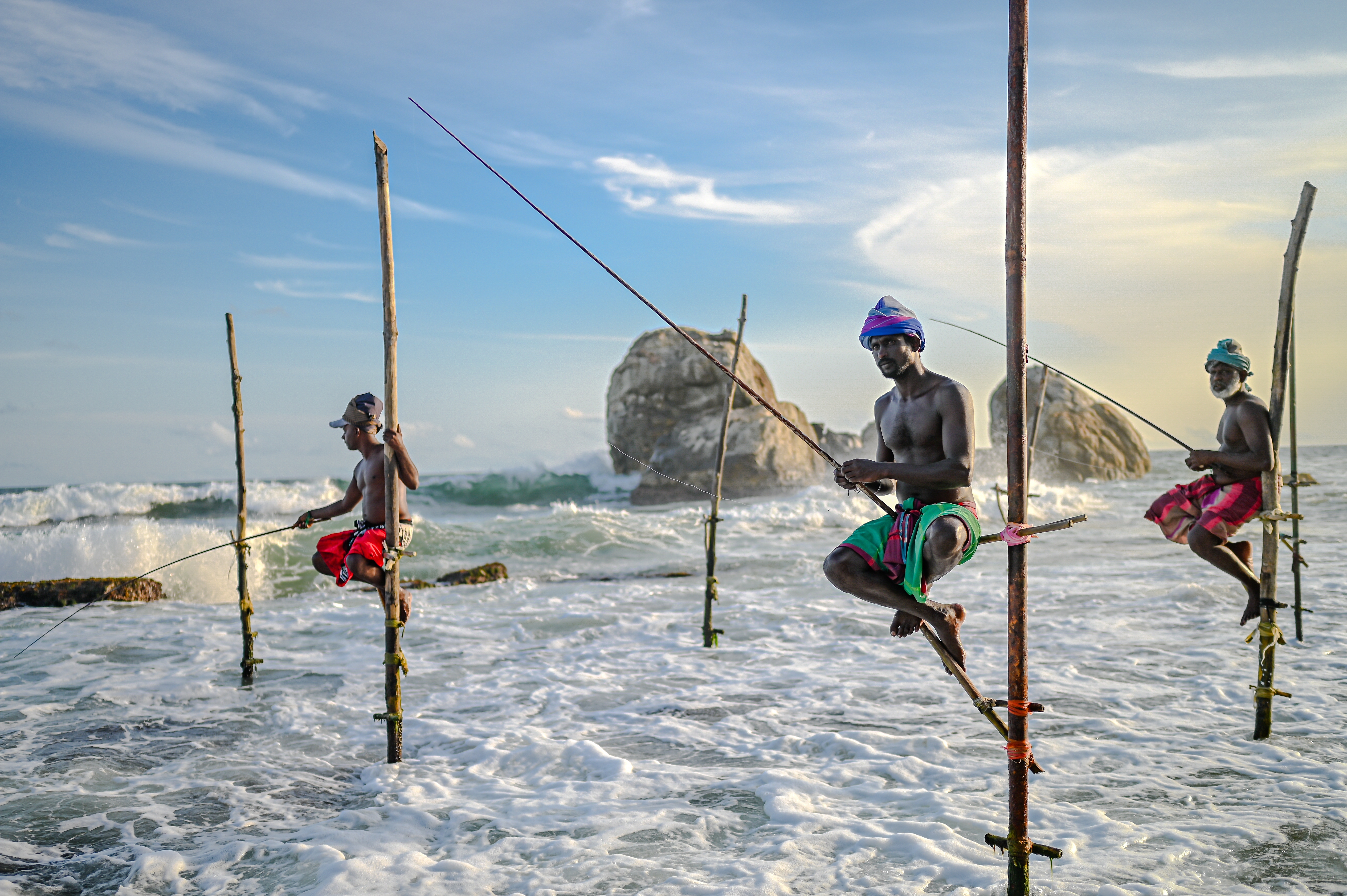 Shutterstock 2527953033 (Koggala, Sri Lanka 24. Juli 2024 Stiltfiskeri Er En Traditionel Fiskestil, Der Praktiseres Af Lokale Fiskere I Sri Lanka, Især På Den Sydlige Kyst.) (1)