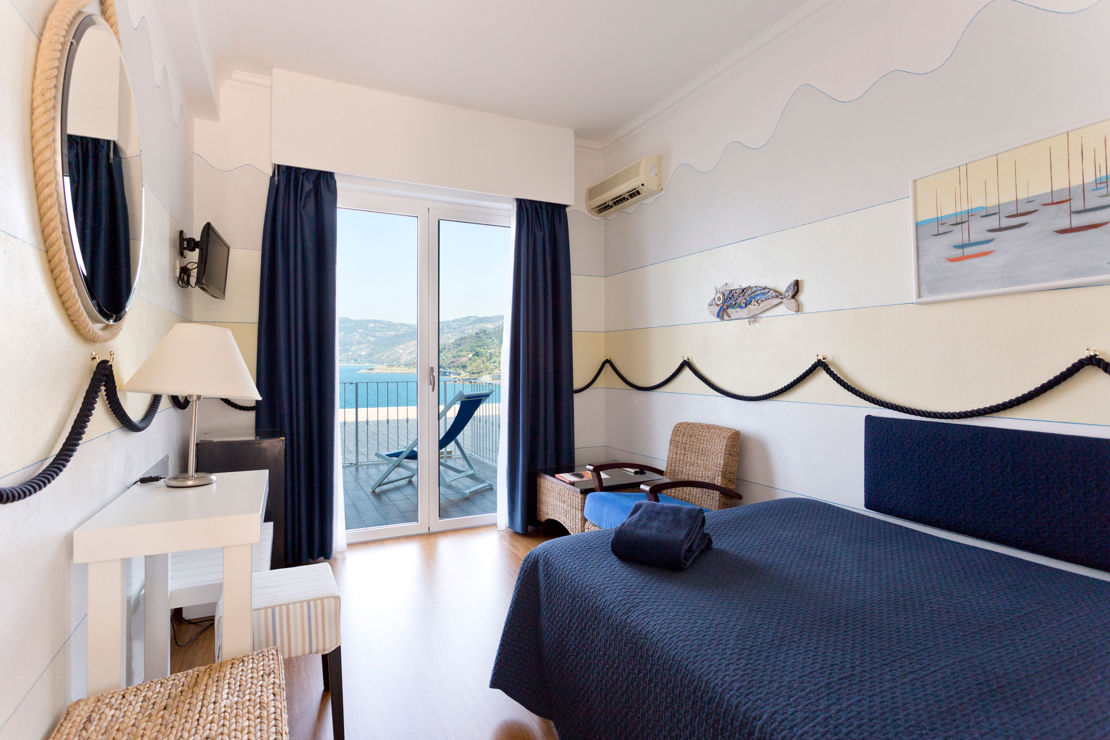 Single Room Seaview Manibuilding