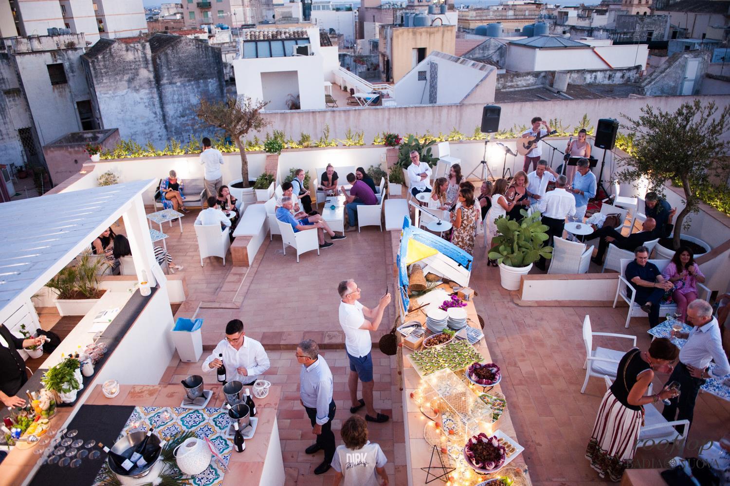 På takterrassen er det stemning og hygge