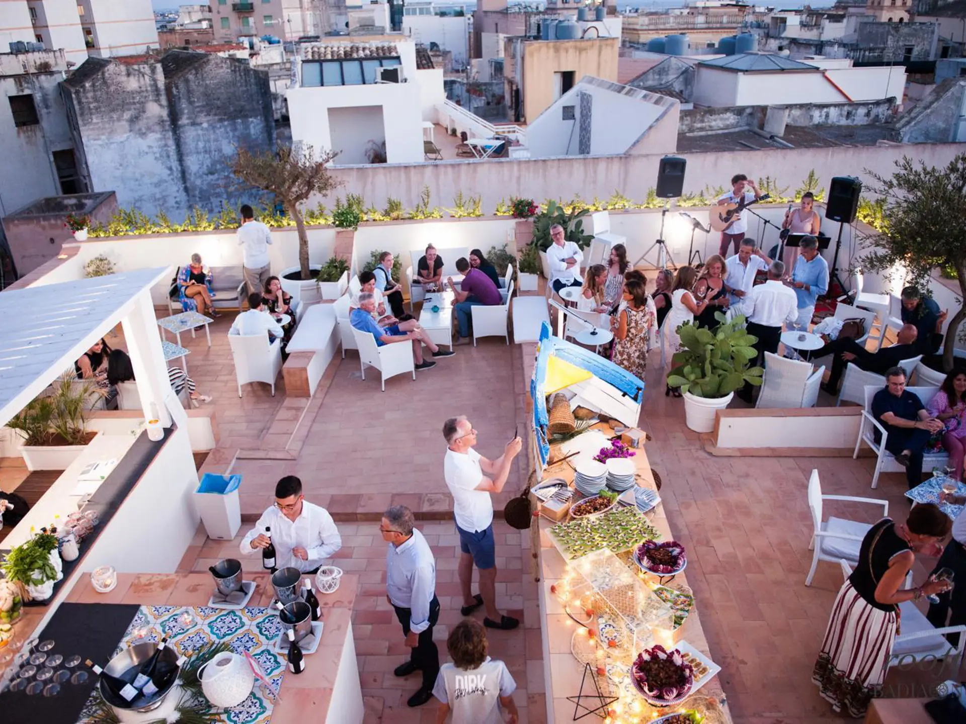 På takterrassen er det stemning og hygge