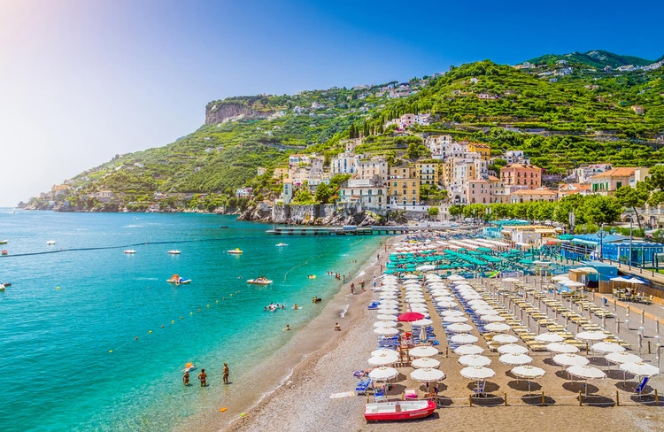 Du kan leie fluktstoler og parasoller på stranden i Minori