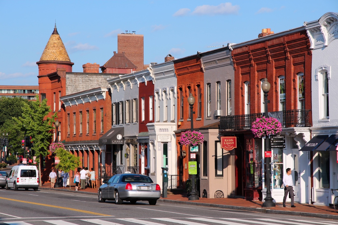 dag 2shutterstock_205498423 People visit shops in Georgetown in Washington, DC.jpg