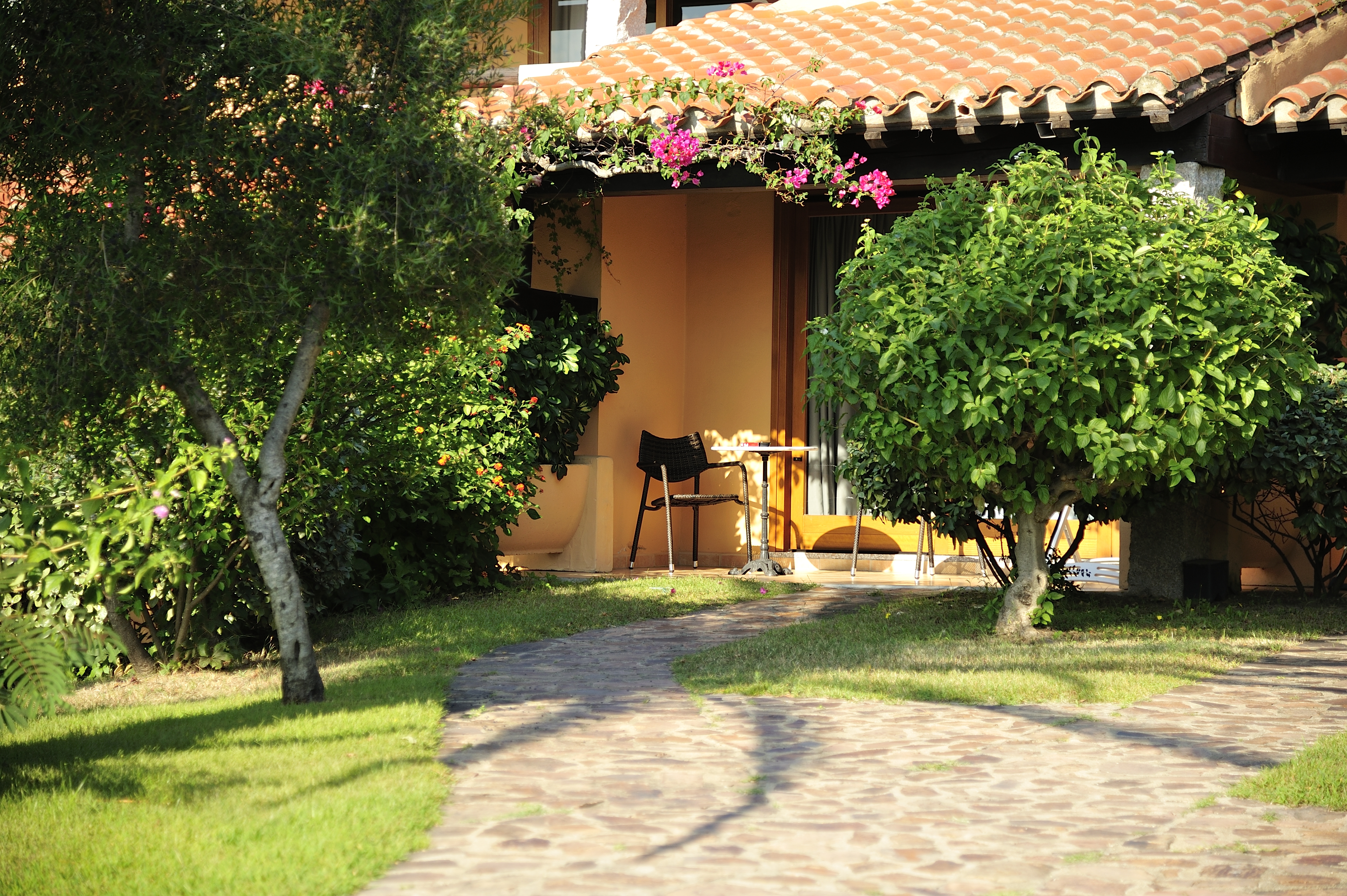 Et stisystem forbinder hotellets bungalower med restauranten, bassengene, stranden og aktiviteter