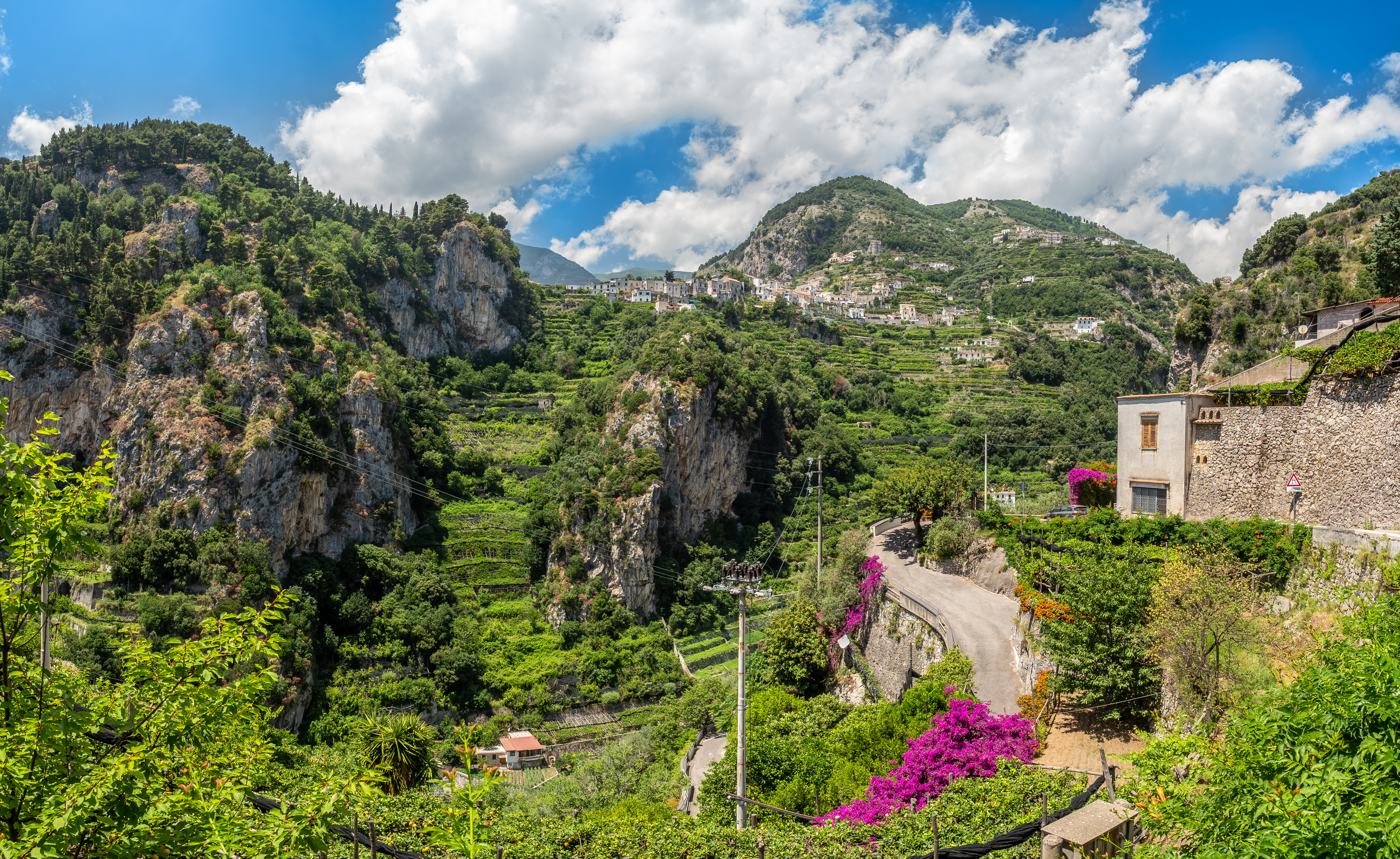I fjellbyen Ravello er det utsikt over grønne fjell og blått hav