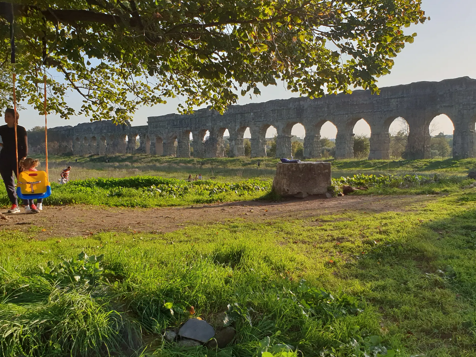 Via Appia tar deg forbi akveduktene som en gang forsynte Roma med vann