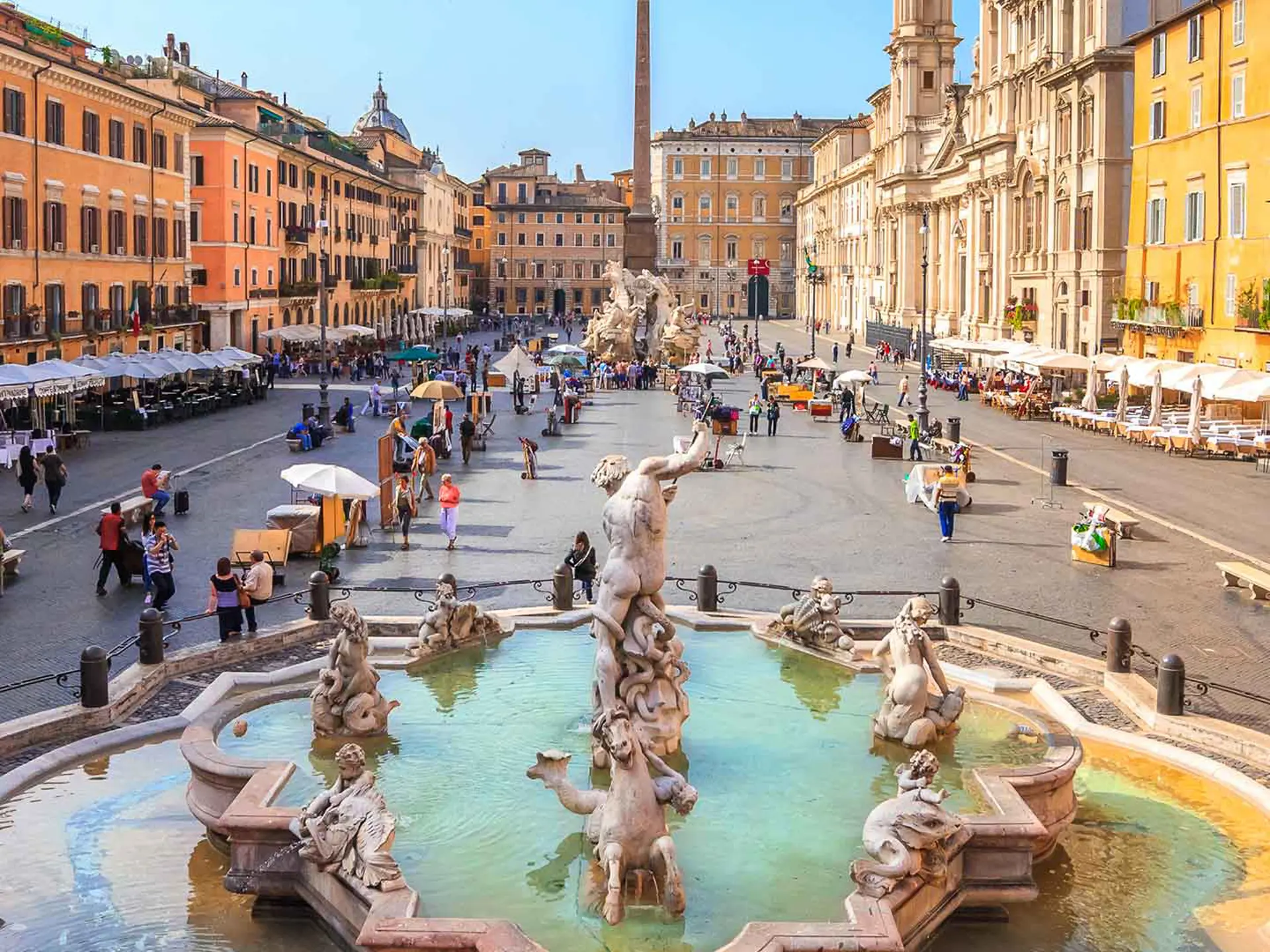 Nyt en kopp kaffe med utsikt over Piazza Navona