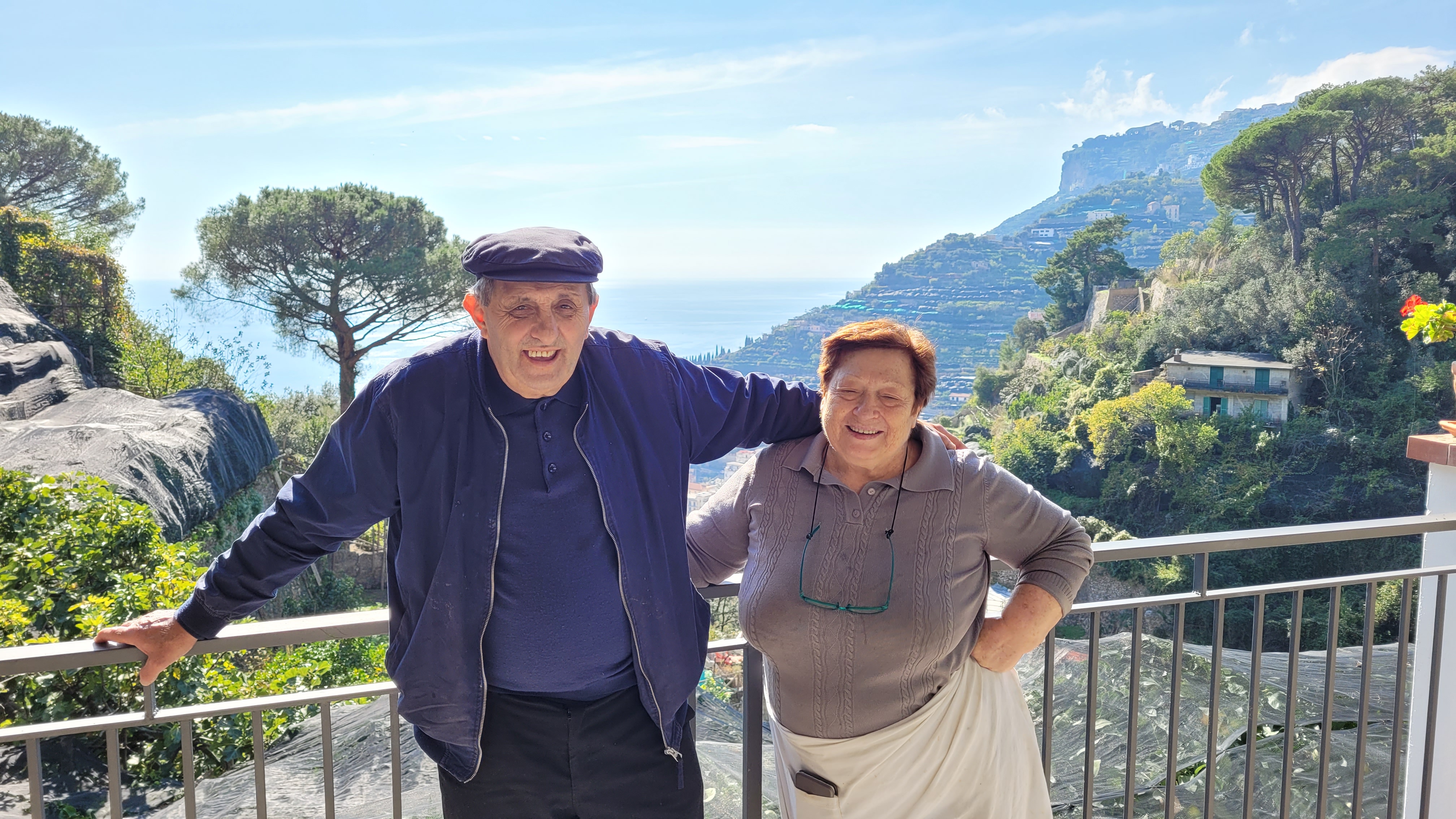 Vincenzo, Maria, deres datter og svigersønn sørger over gjestene på Villa Maria