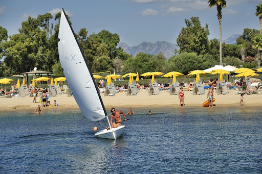 Du kan også leie jolle og ta en kort tur i bukta