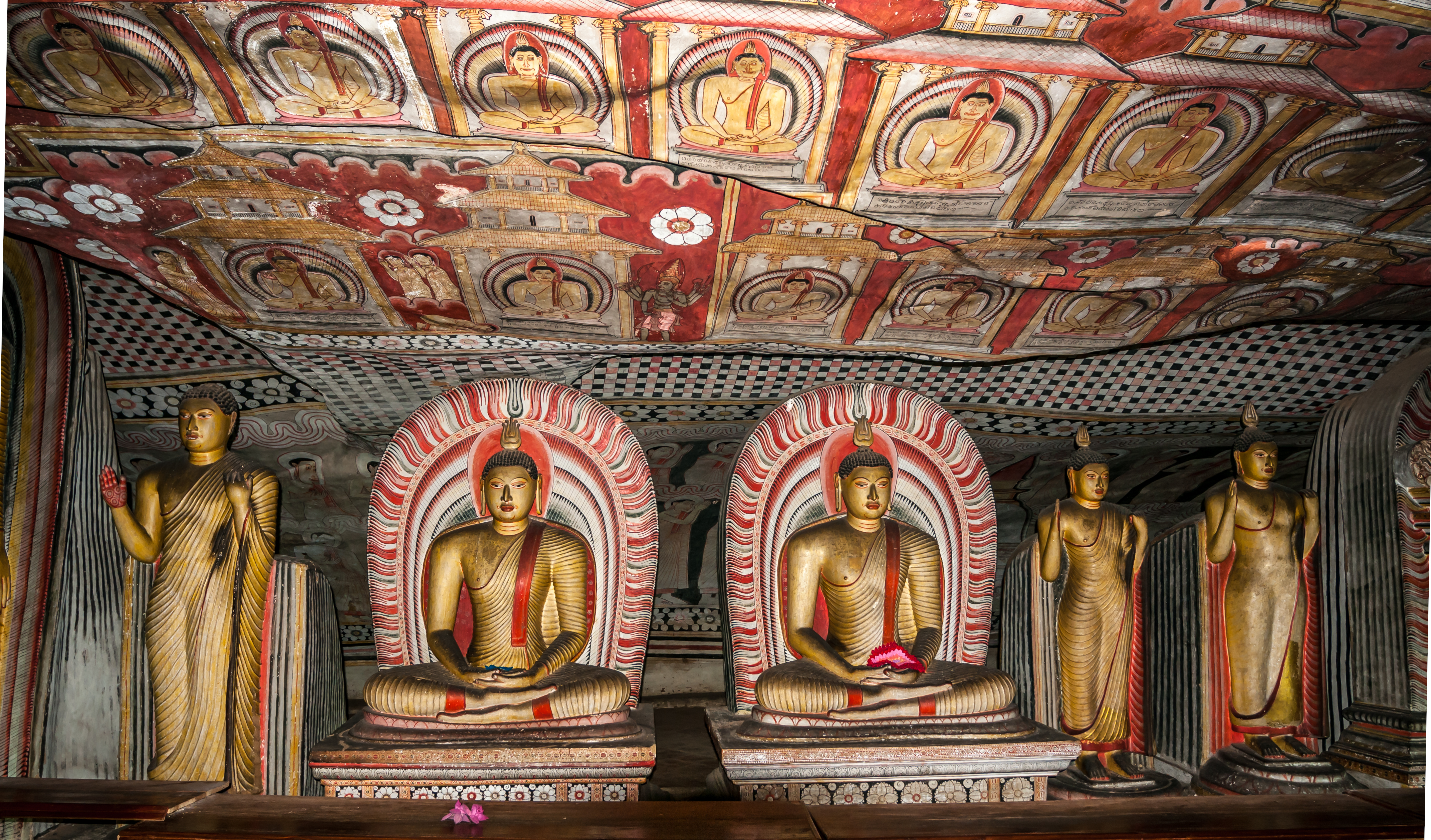 shutterstock_165916856 DAMBULLA, SRI LANKA - NOVEMBER 3,2011 - Painting in Dambulla Caves..jpg