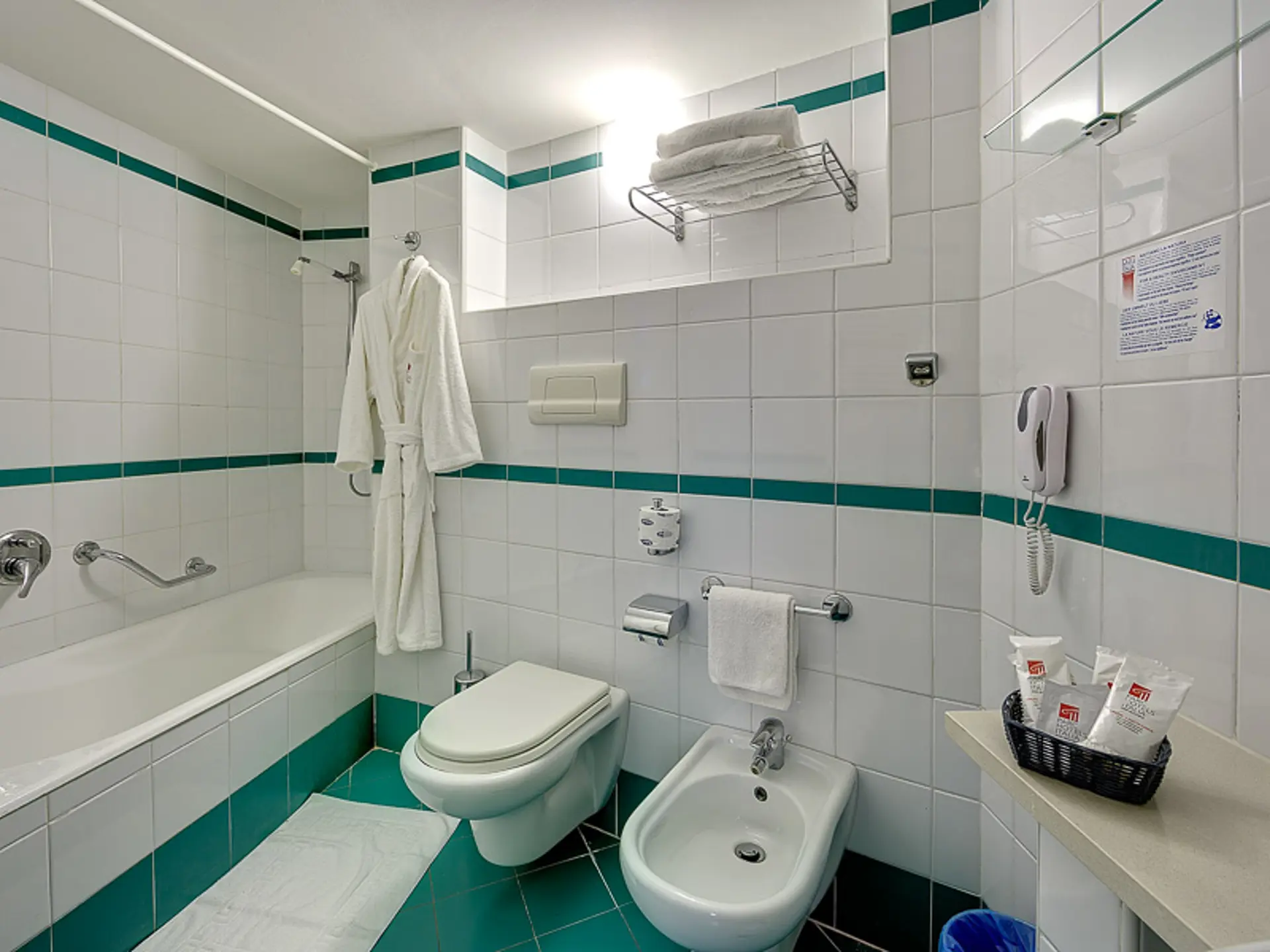 Ariston Bathroom With Bathtub