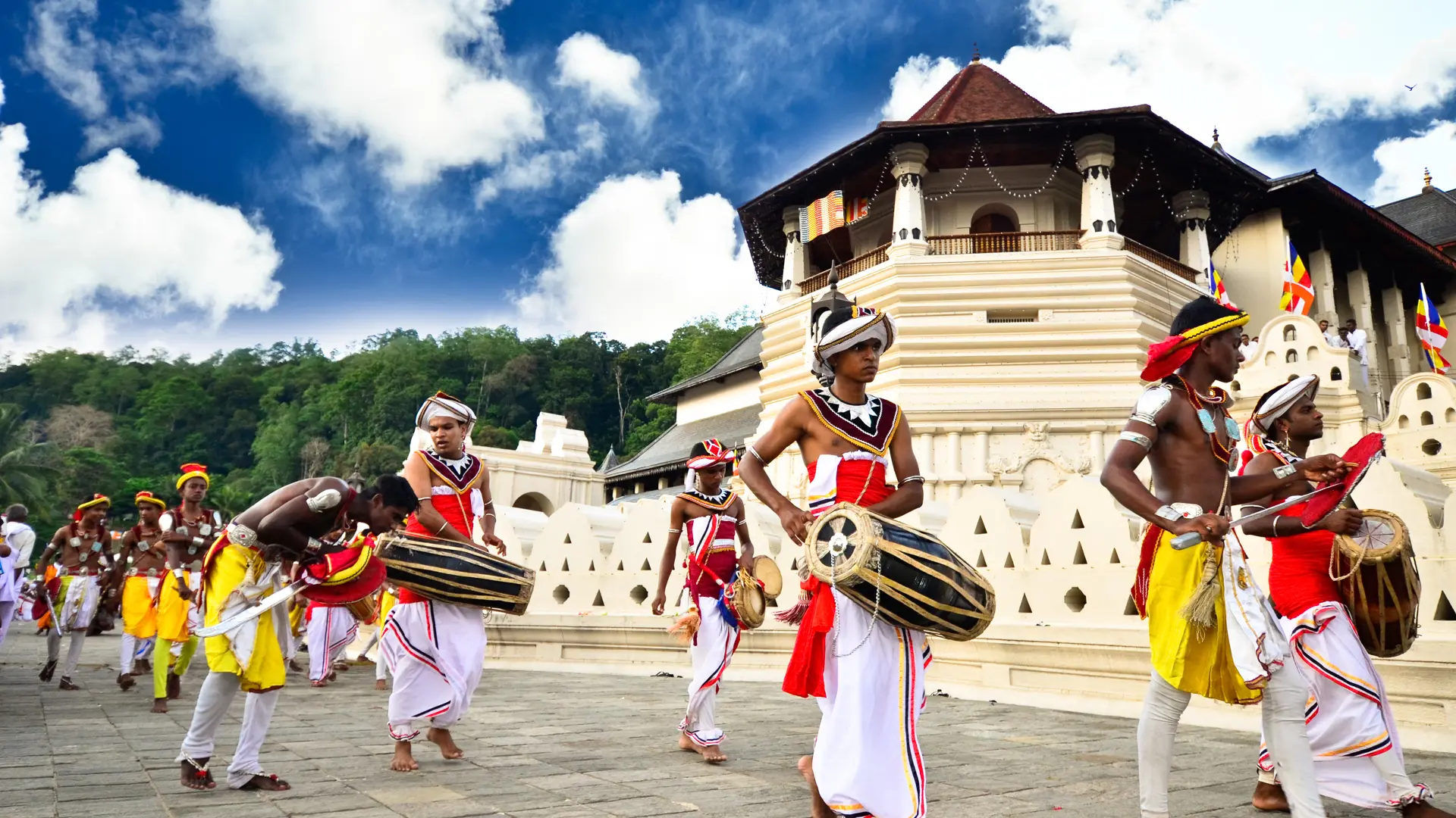 Kandy_Tooth Temple_Pera Hera festival celebrate the tooth of Buddha_140262889.jpg