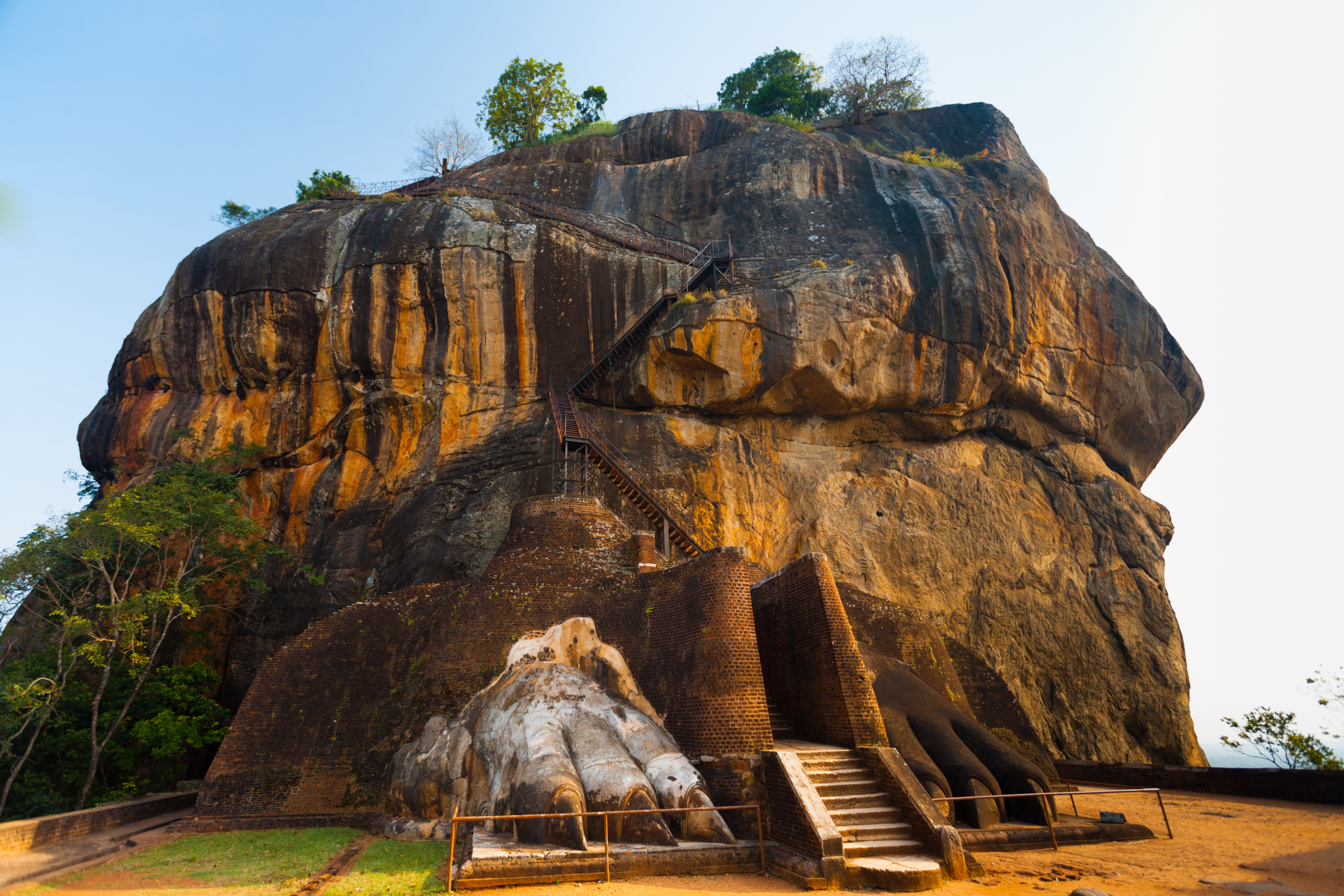 dag 6Sigiriya rock, guarded by a pair of lion feet in Sri Lanka_116728291.jpg