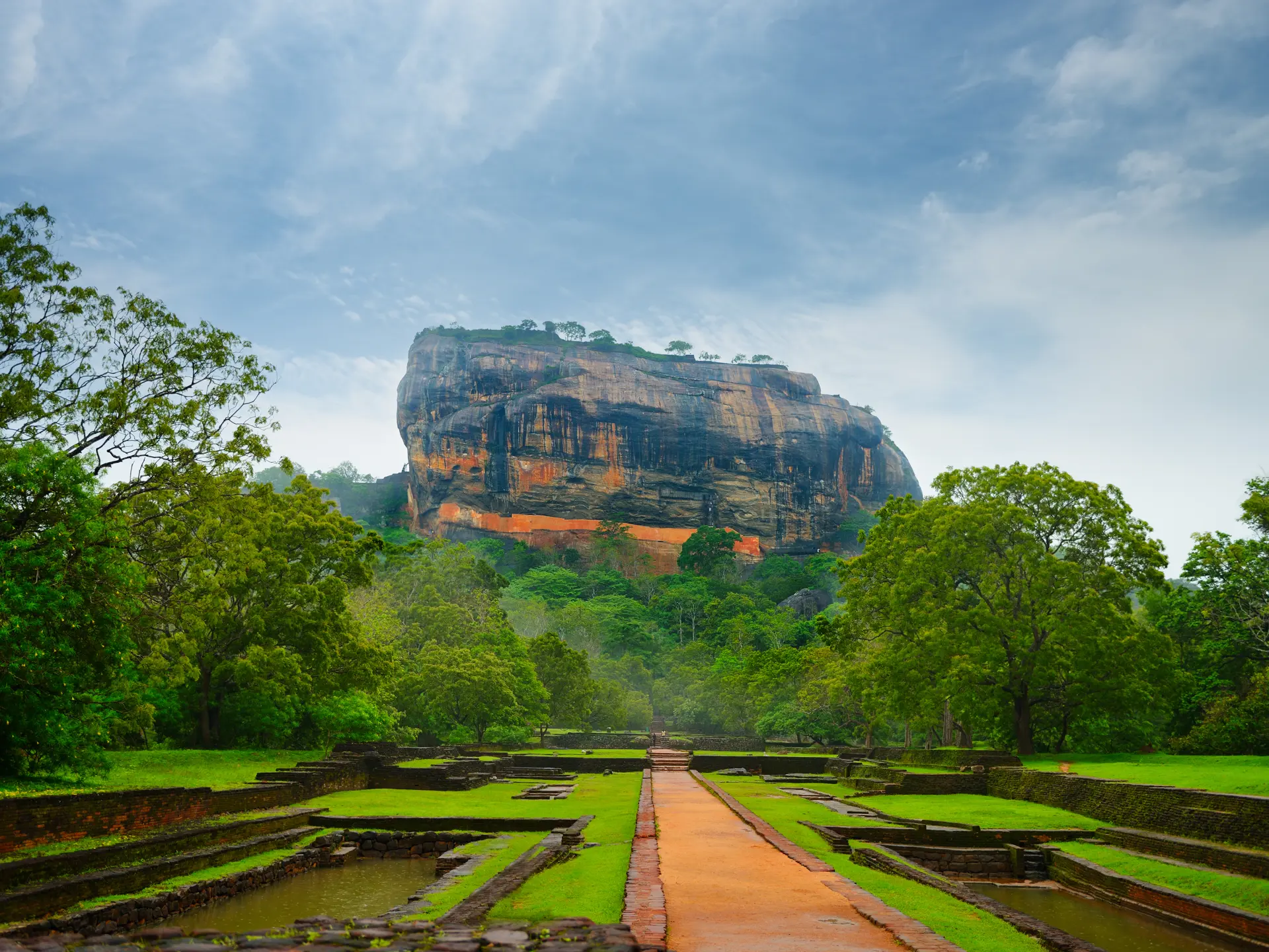 Sigiriya. Lion's rock. Place with a large stone and ancient rock fortress and palace ruin_124569751.jpg