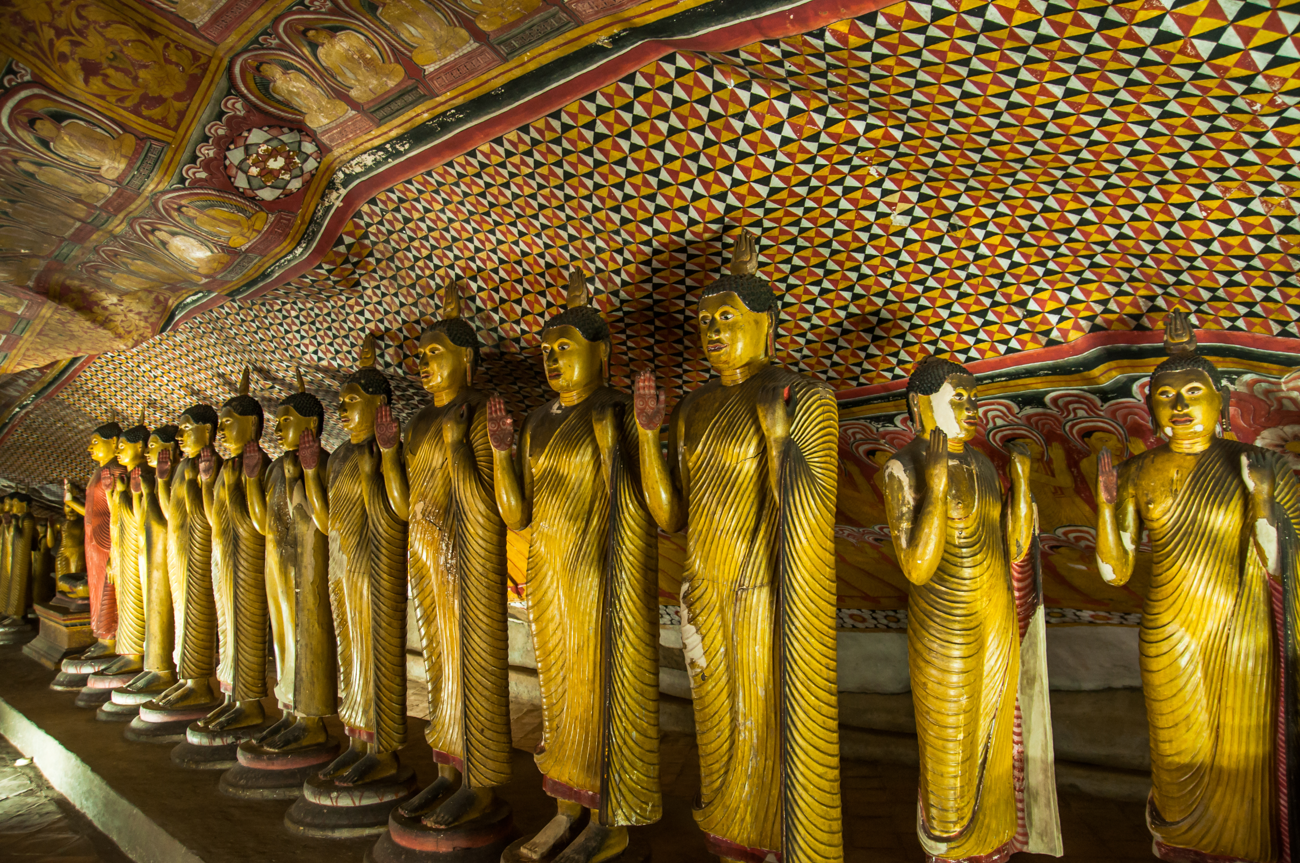 Golden Buddha statues in Dambulla Cave Temple_125175587.jpg